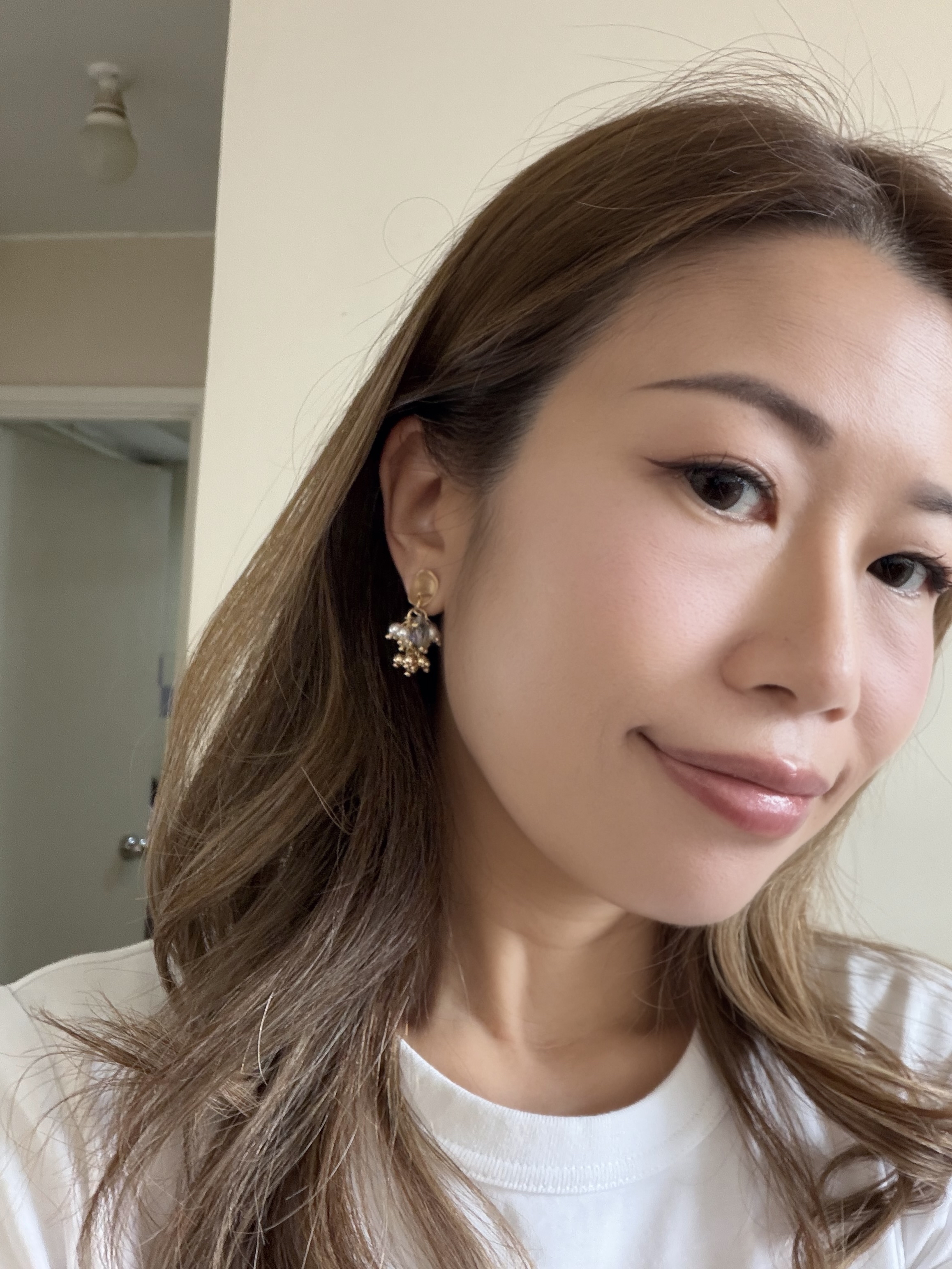 幻彩紫愛心流穗波波球長款耳環/ 白珍珠x金色($198)