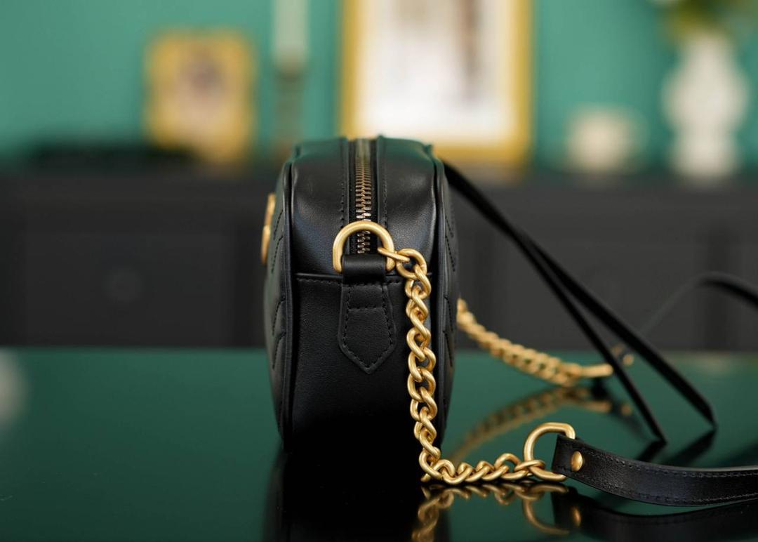 👜🔥Marmont系列绗缝迷你相机包 黑色 18cm （原厂皮 全铜五金） 正品售价¥12.000 独家原厂皮发售 限量级别 柔软牛皮+复古做旧五金 黑金搭配超气质 经典百搭不挑人 自重很轻 链条搭配皮革的肩带不怕溜肩 毫不夸张说 绝对是日常用出场率最高的包 官方款号 448065 尺寸迷你：18x12x6cm 小号：24x13x7cm