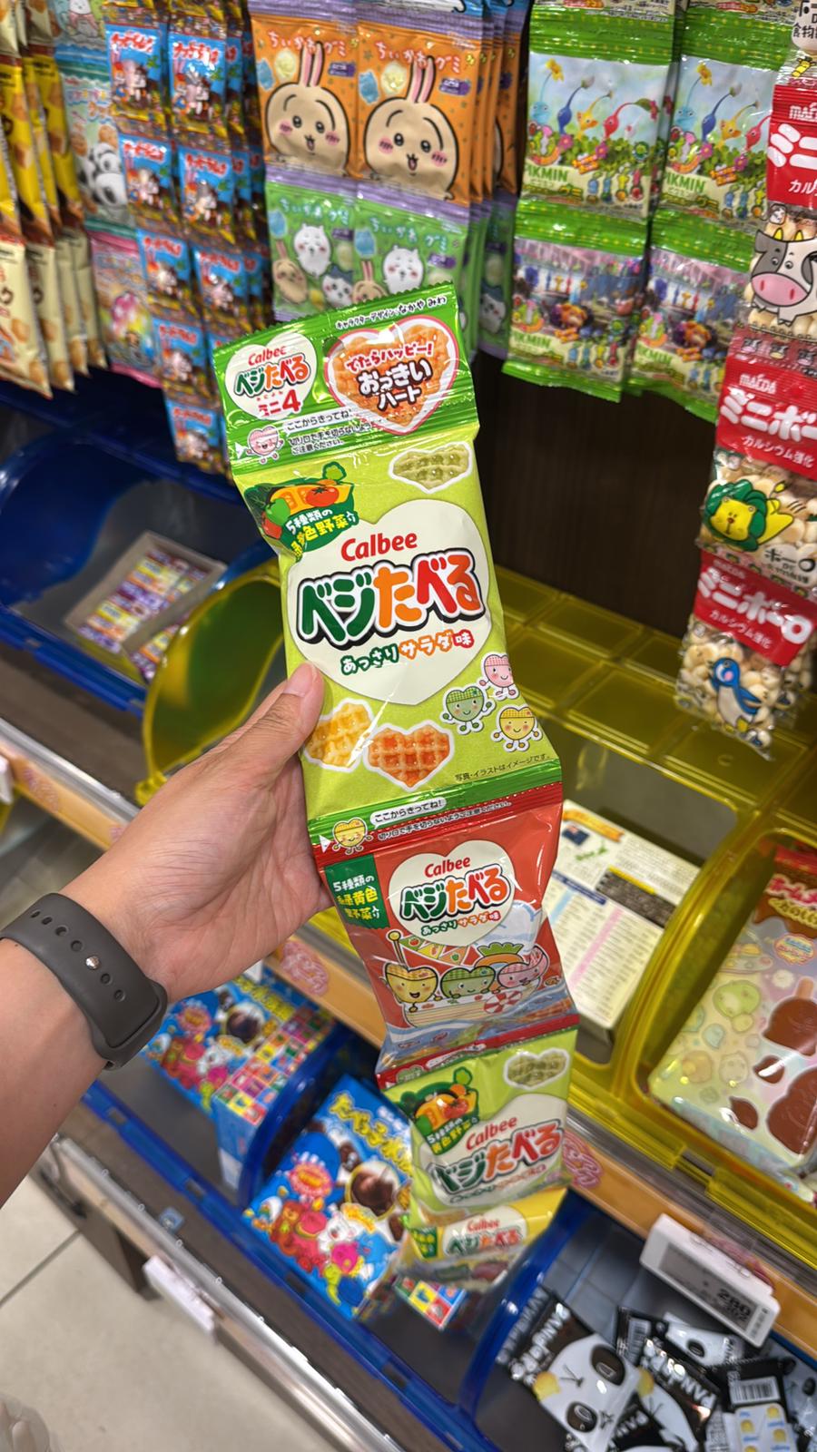 ✨連線商品需補運費✨Calbee 卡樂B 吊掛式4連包零食系列 Vegitaber心形蔬菜脆片