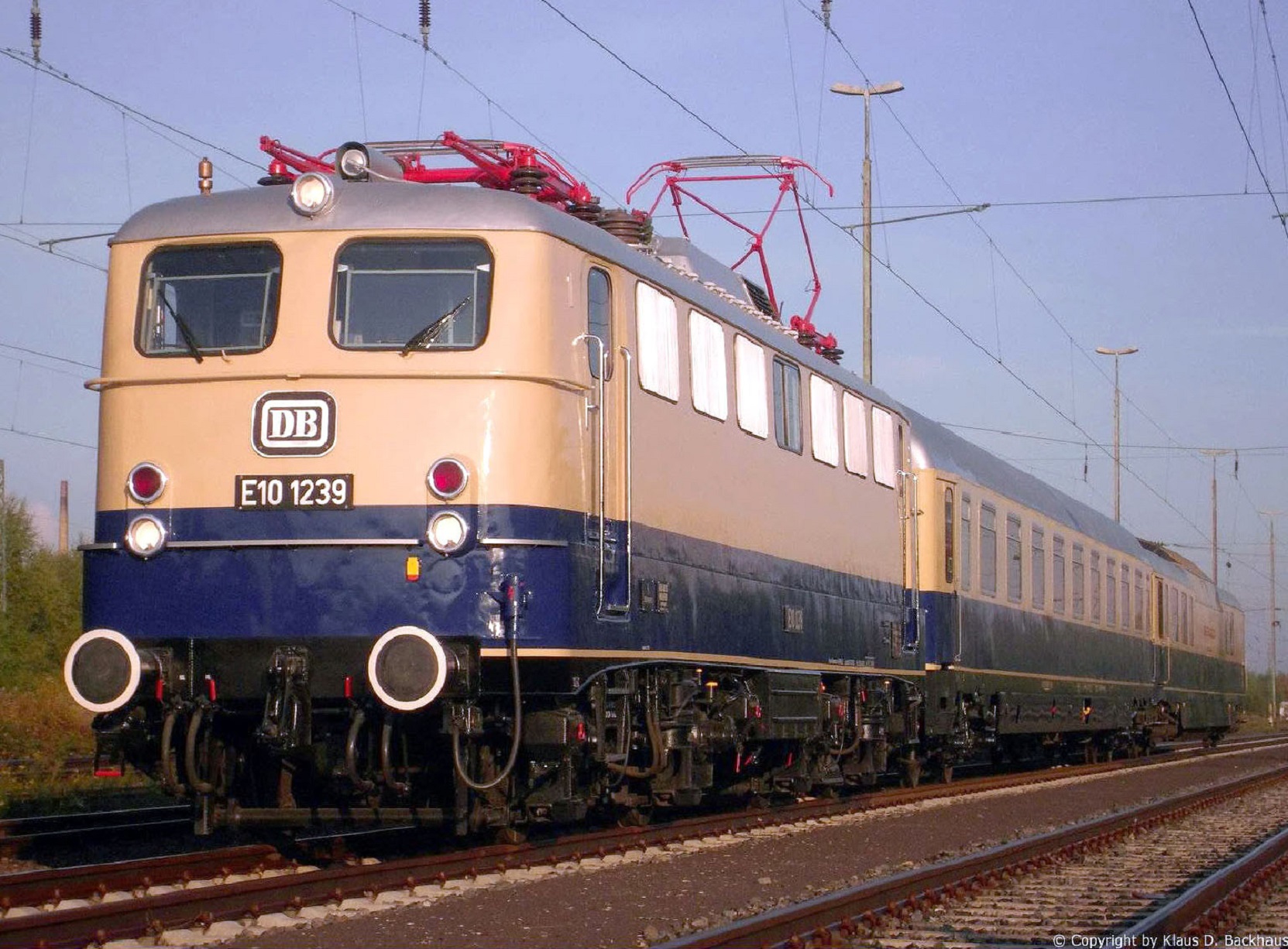 Trix Rheingold全金屬黃金機車 DB E10 + Roco Rheinpfeil萊恩之箭豪華列車套裝 （HO 1:87)
