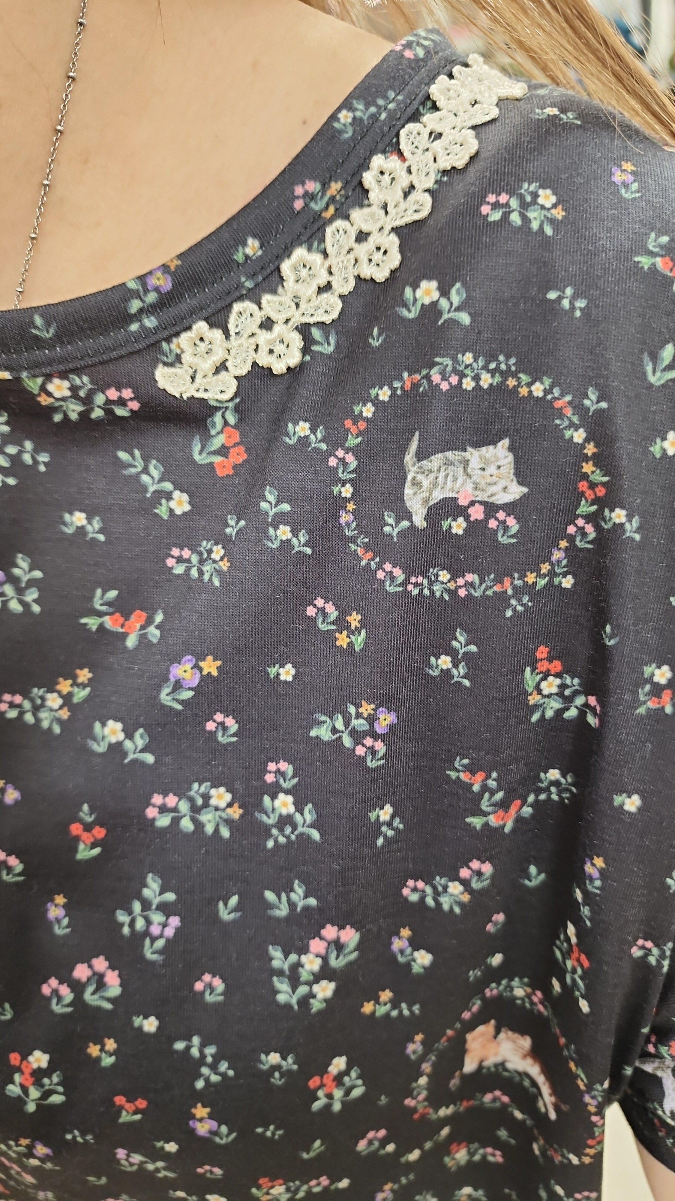 日牌黑拼碎花貓貓插畫薄棉Tee