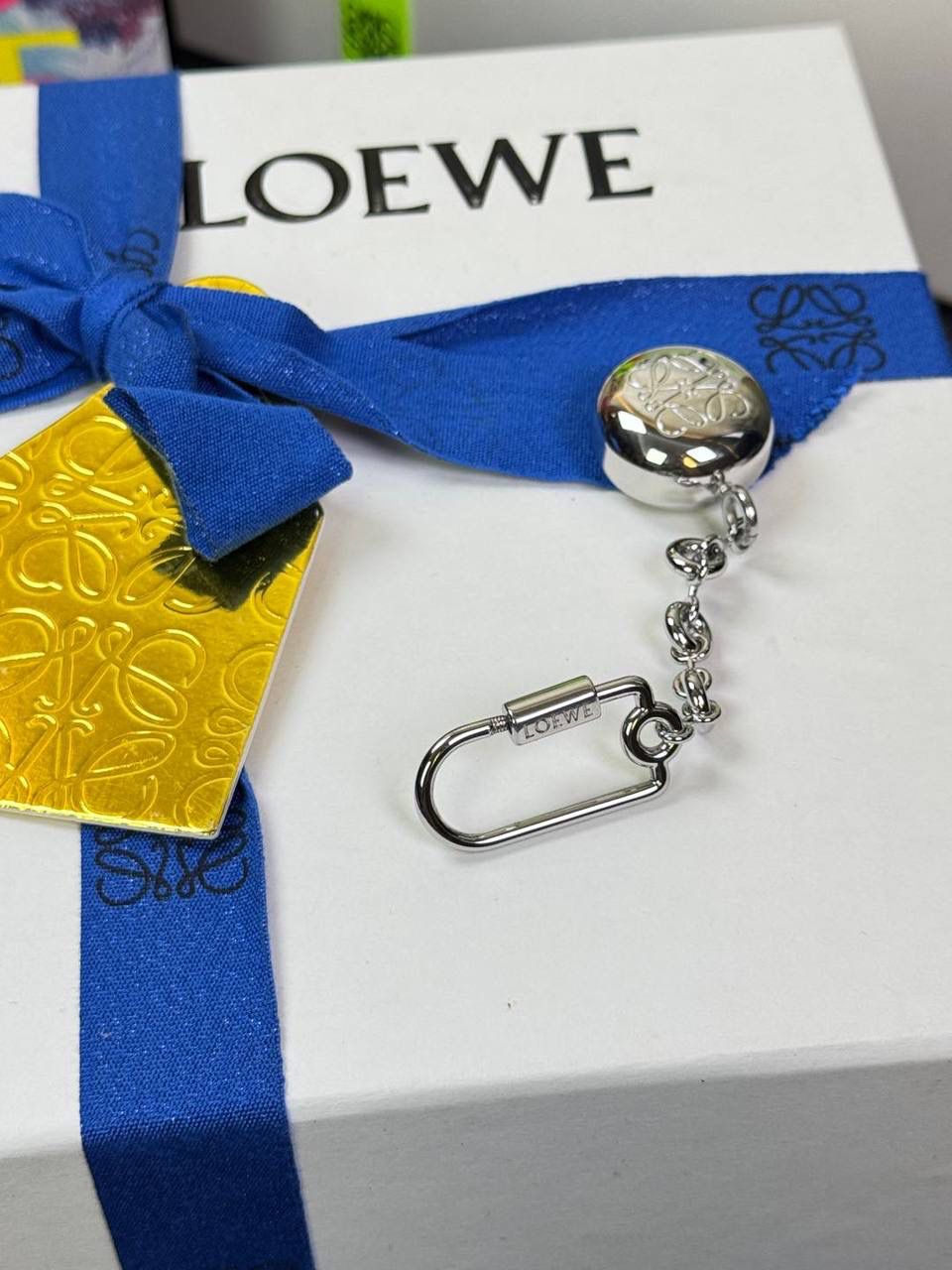 🎈罗家重磅出新👏吊坠出货啦♥️ ➖【金球/银球吊饰】 不仅仅是装饰，更是时尚的追求。可搭配所有包包👜，也可以搭配所有服饰，腰带等，让穿搭变得与众不同，精致时髦😍