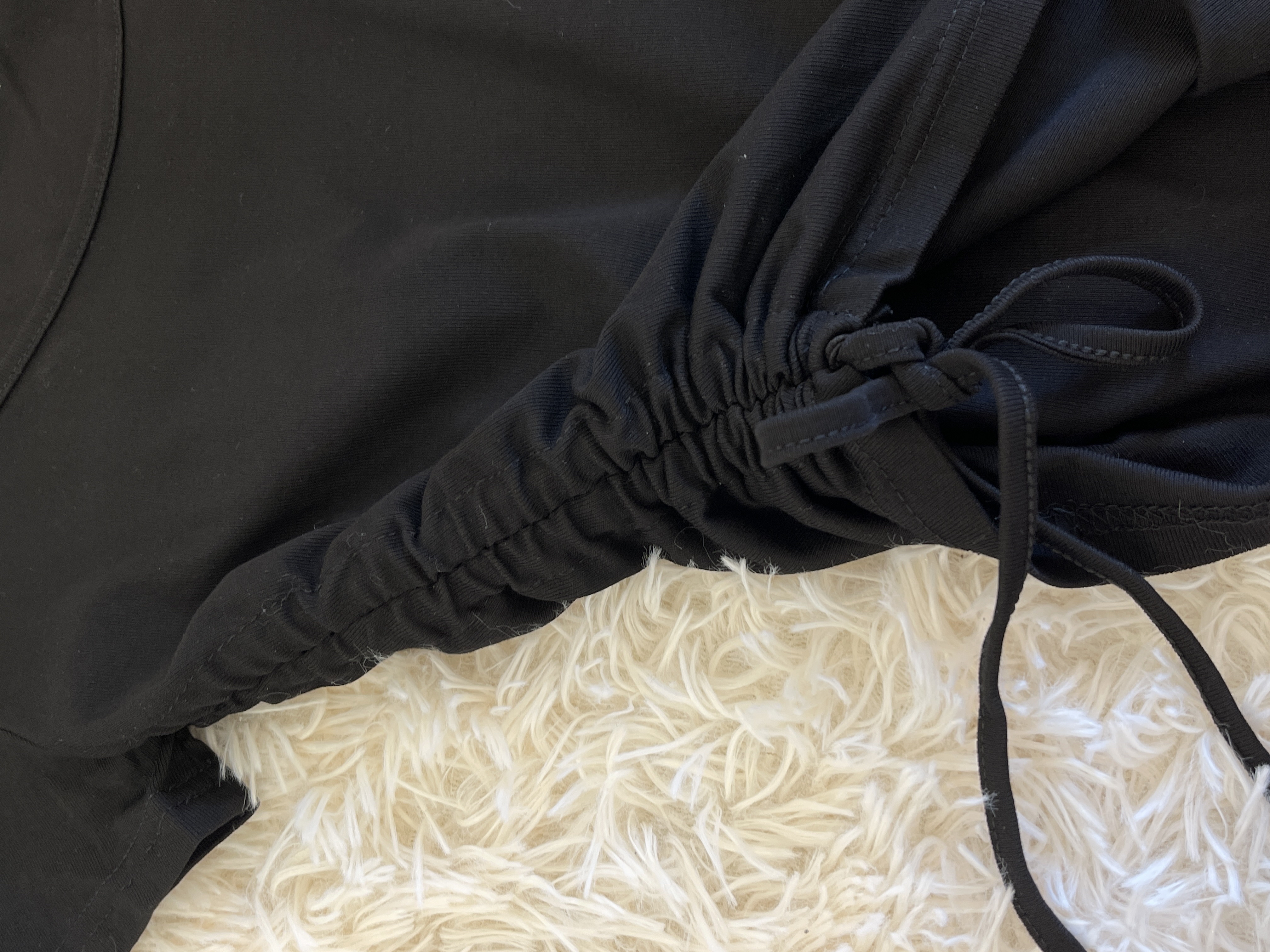 黑色挂脖收腰显瘦上衣