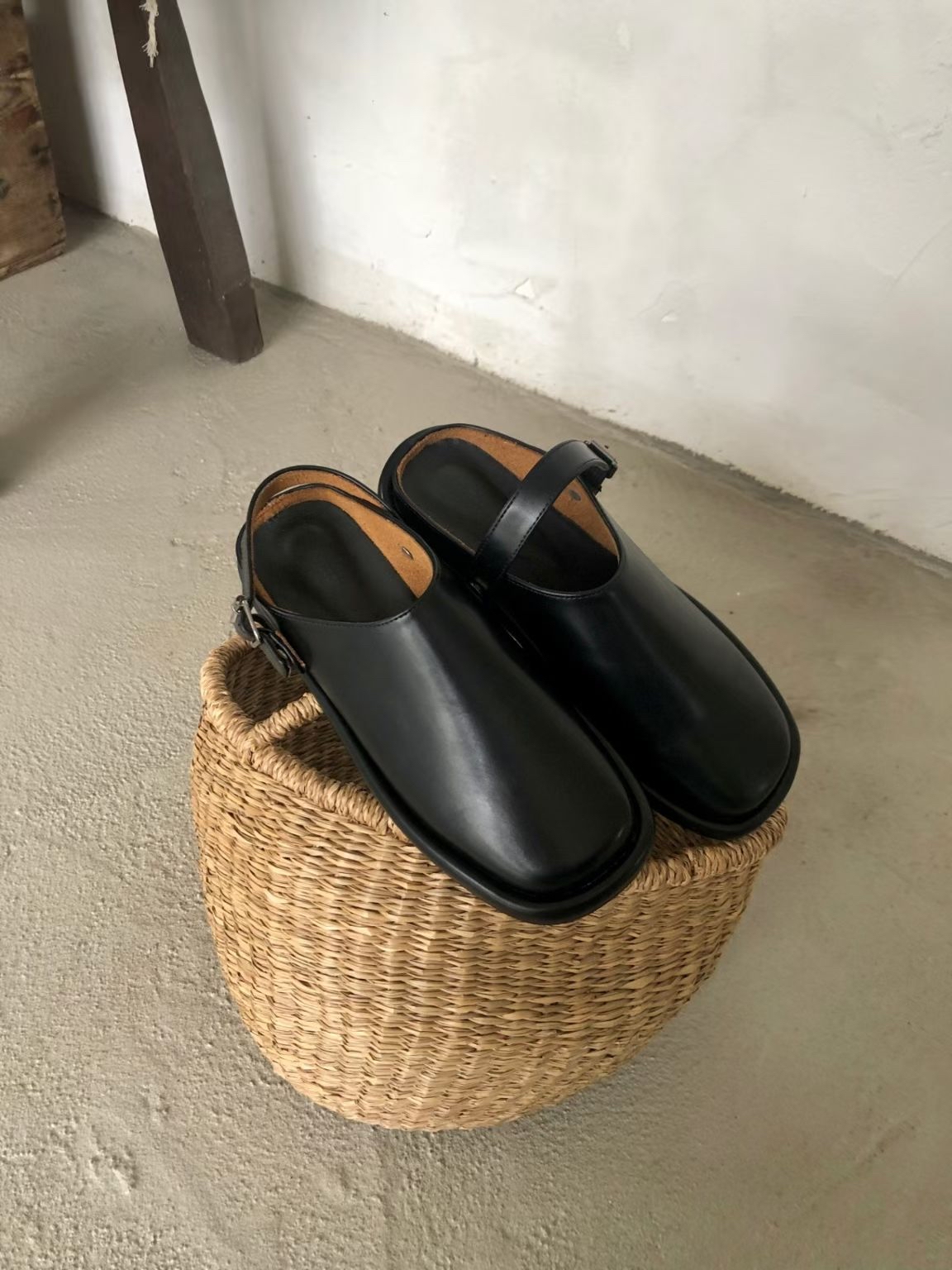 Clog belt shoes