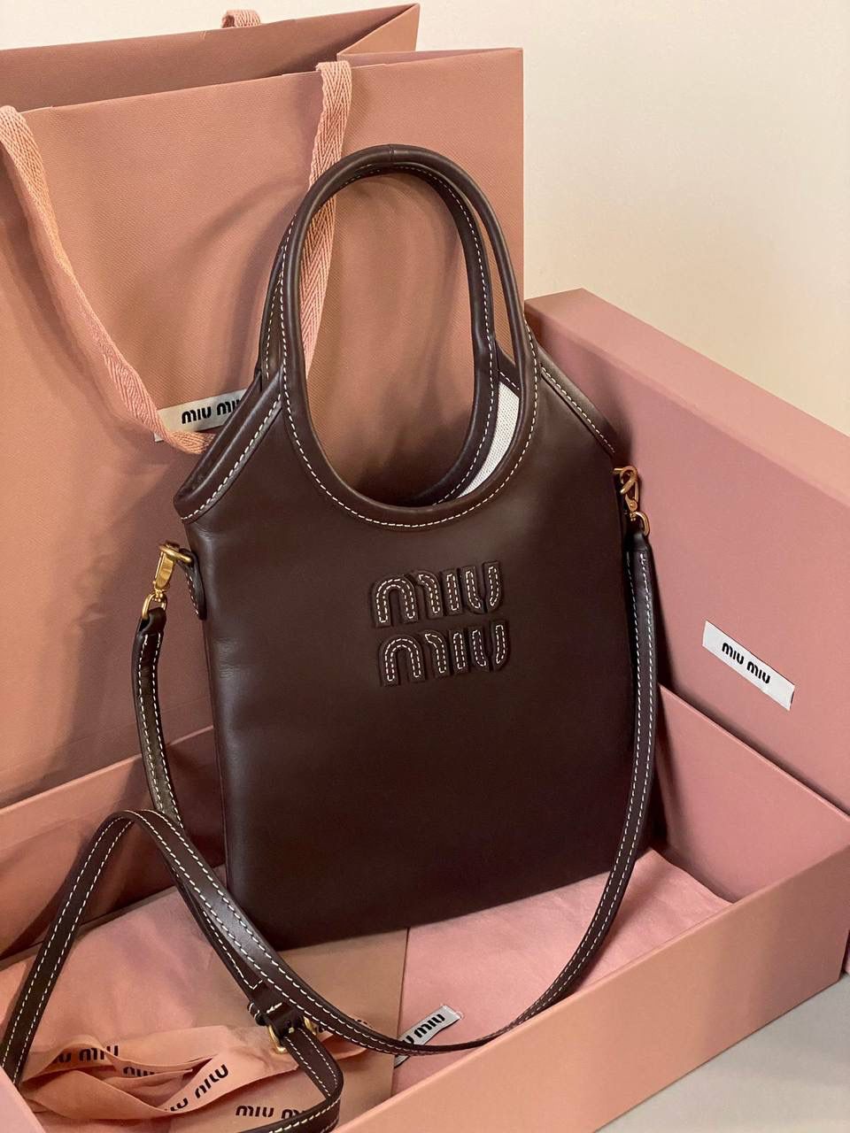 🈶石南木色 𝗠𝗶𝘂𝗠𝗶𝘂托特 缩小版的ivy来噜 真的是除了可爱还是可爱！ 感觉谁背都是萌萌哒hahaha～ 这种siza就不挑身高了，没有局限 还有肩带，除了手拿斜挎也巨好看 容量小包里算不错的了，日常外出足够，能放pro max 20×24cm #F0110m