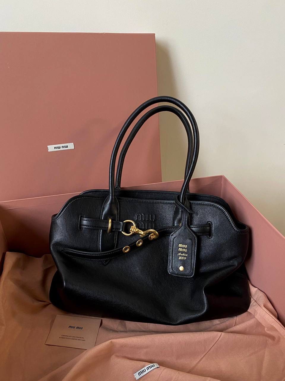 🈶黑色 𝗠𝗶𝘂𝗠𝗶𝘂 手提包 这只Aventure我要夸爆它！ 绝对是公文包中的颜值天花板 这款有多难买不用多说，绝对的断货王 酷酷的慵懒感洋气且时髦 还有一丢vintage感，超有调 上班通勤，日常出街都超出片 很有年轻人的活力！ 31×40×13cm #F0023m
