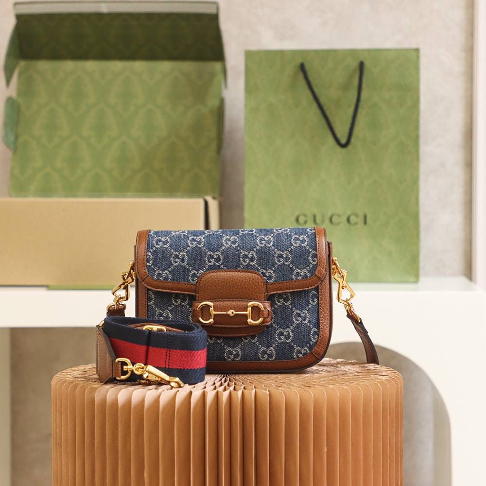 𝐇𝐨𝐫𝐬𝐞𝐛𝐢𝐭 𝟭𝟵𝟱𝟱 𝐌𝐢𝐧𝐢#658574#原厂皮 ► ►尺寸：20.6*14.4*5.1cm 备受宠爱的丹宁面料经小古美学视角演绎后， 融入爆款马鞍包的造型， 搭配标志性的马衔扣1955巧妙呼应， 搭配两条肩带多功能元素使用， 这一届复古牛仔系列碰撞爆款马鞍包，更加复古好看，推荐种草，越看越耐看，马鞍包一直深受到大家的喜爱，又是一个大爆款的节奏！