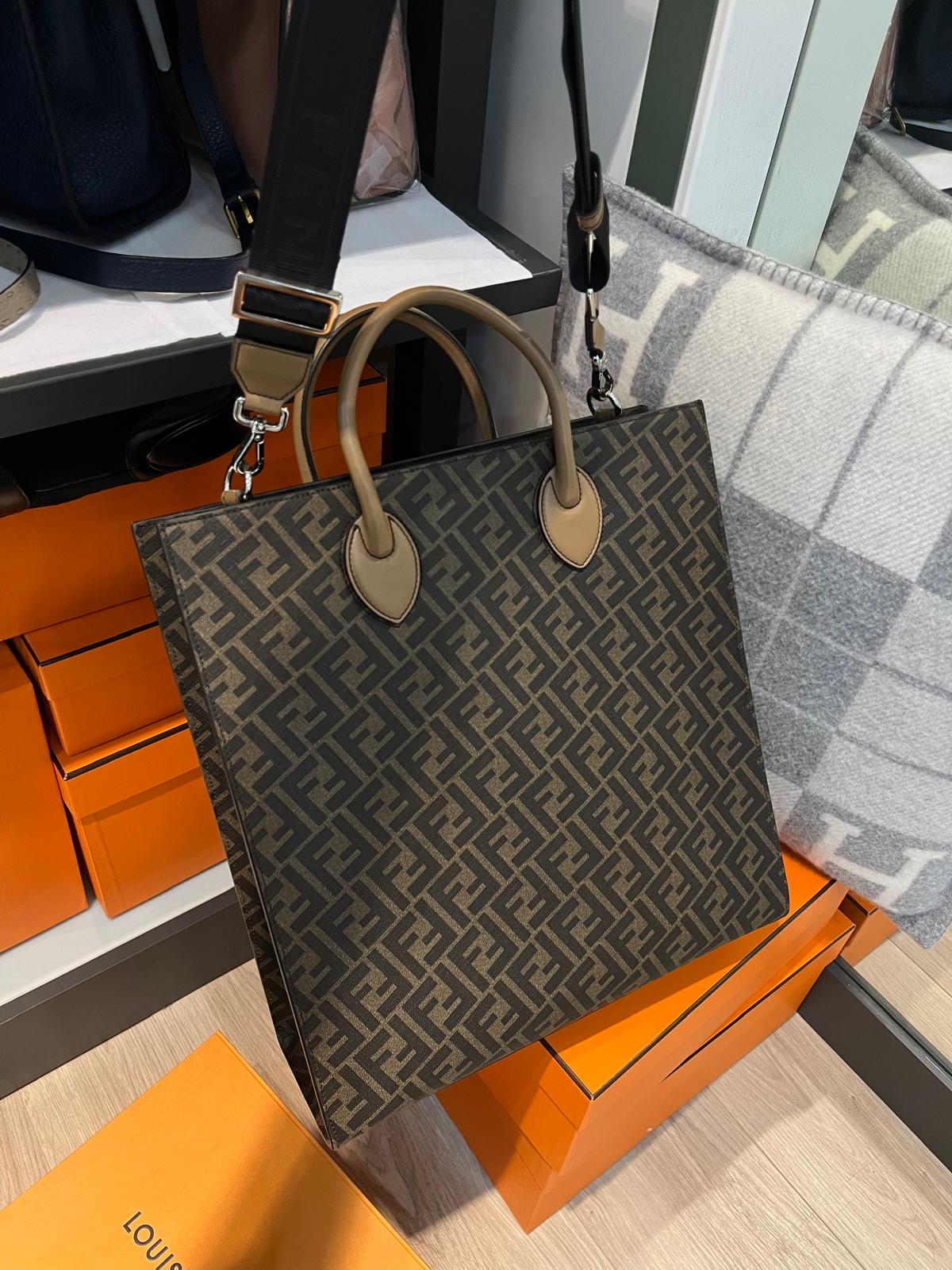 Fendi tote two way bag 100%AUTHENTIC ,98%new ✅dust bag✅strap 