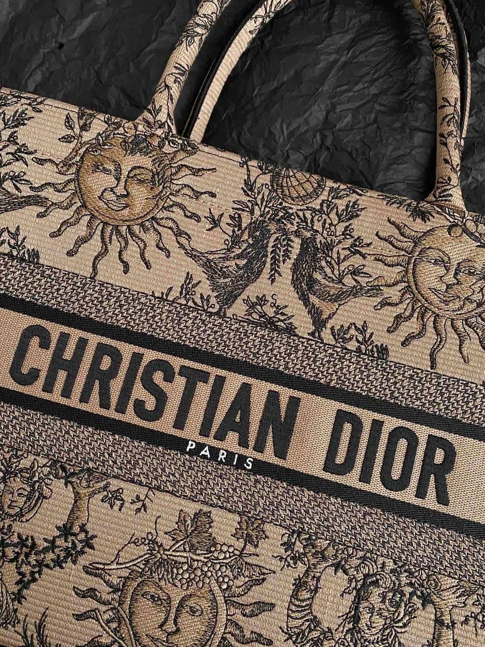 🈶咖杏中号 𝗖𝗗 𝗕𝗼𝗼𝗸 𝗧𝗼𝘁𝗲 24太阳神阳光茹伊 它有代表春天的玫瑰 夏天的麦穗，秋天的枫叶 以及冬日的枝干🍂💕 整个太阳也是关于守护的象征 寓意是非常美好的，浪漫且神秘 那种高定视觉，沦陷了！！ 行走在街头很是时髦✨ 36×27×16cm