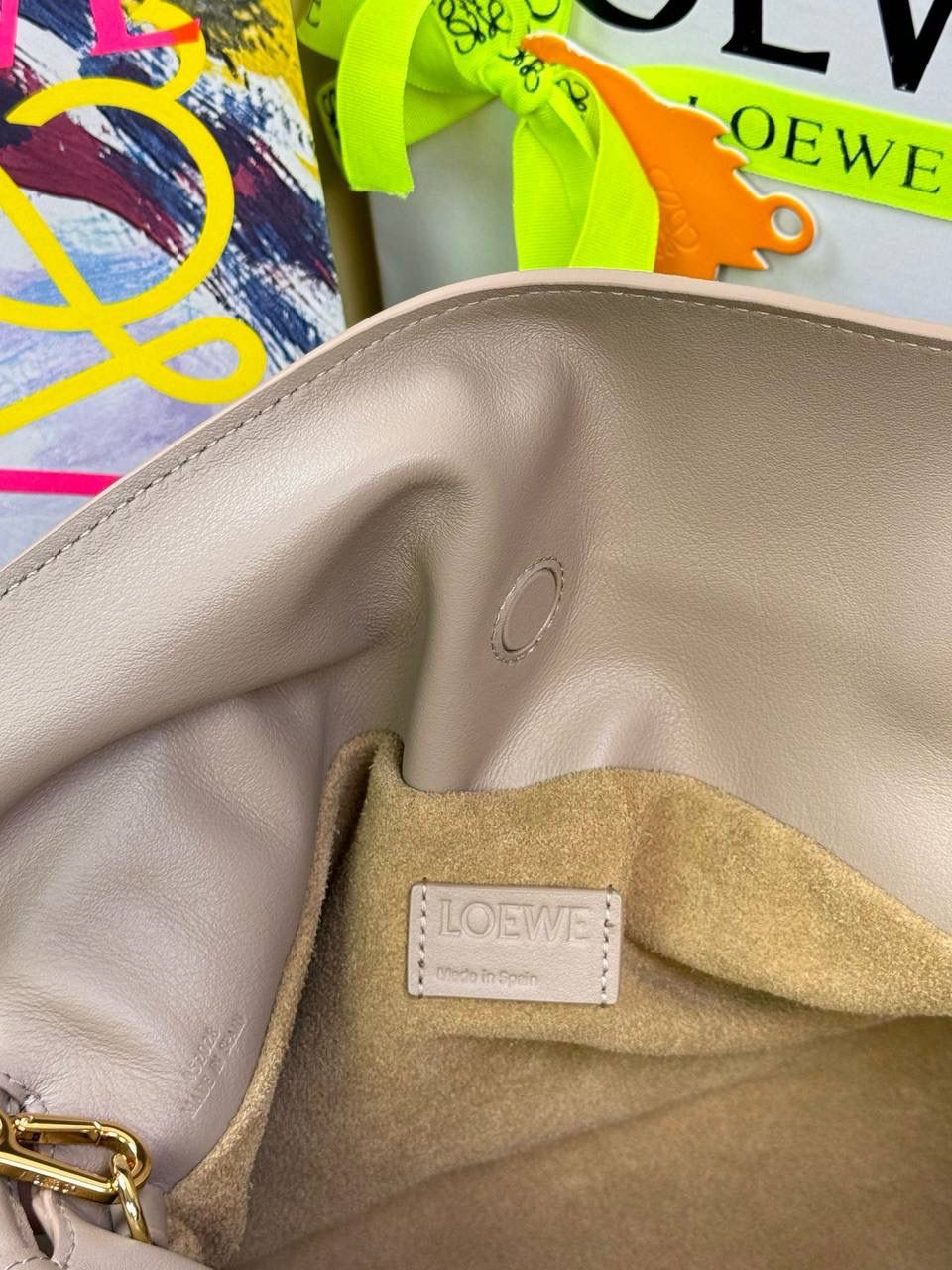 🎈全新升级—中号烫金款𝙁𝙡𝙖𝙢𝙚𝙣𝙘𝙤出货啦✅ ❤️升级版福袋正面新增品牌烫金𝙇𝙤𝙜𝙤代替压印𝙇𝙤𝙜𝙤，肩带加宽同时增加两侧狗扣五金代替原本皮穿扣肩带，精致又便捷🥰 ❤️独家定制皮料五金，小牛皮皮质手感十分柔软且耐用，肩带🉑拆卸🉑调节，多种背法任你选择，容量超大，日常出行必备😍 ❤️独家品控，完全对版细节，全套礼盒🎁包装给你满满的仪式感🥰 中号尺寸：𝟯𝟬-𝟮𝟰.𝟱-𝟭𝟬.𝟱𝗰𝗺 款号：052028 沙色【配全套礼盒】