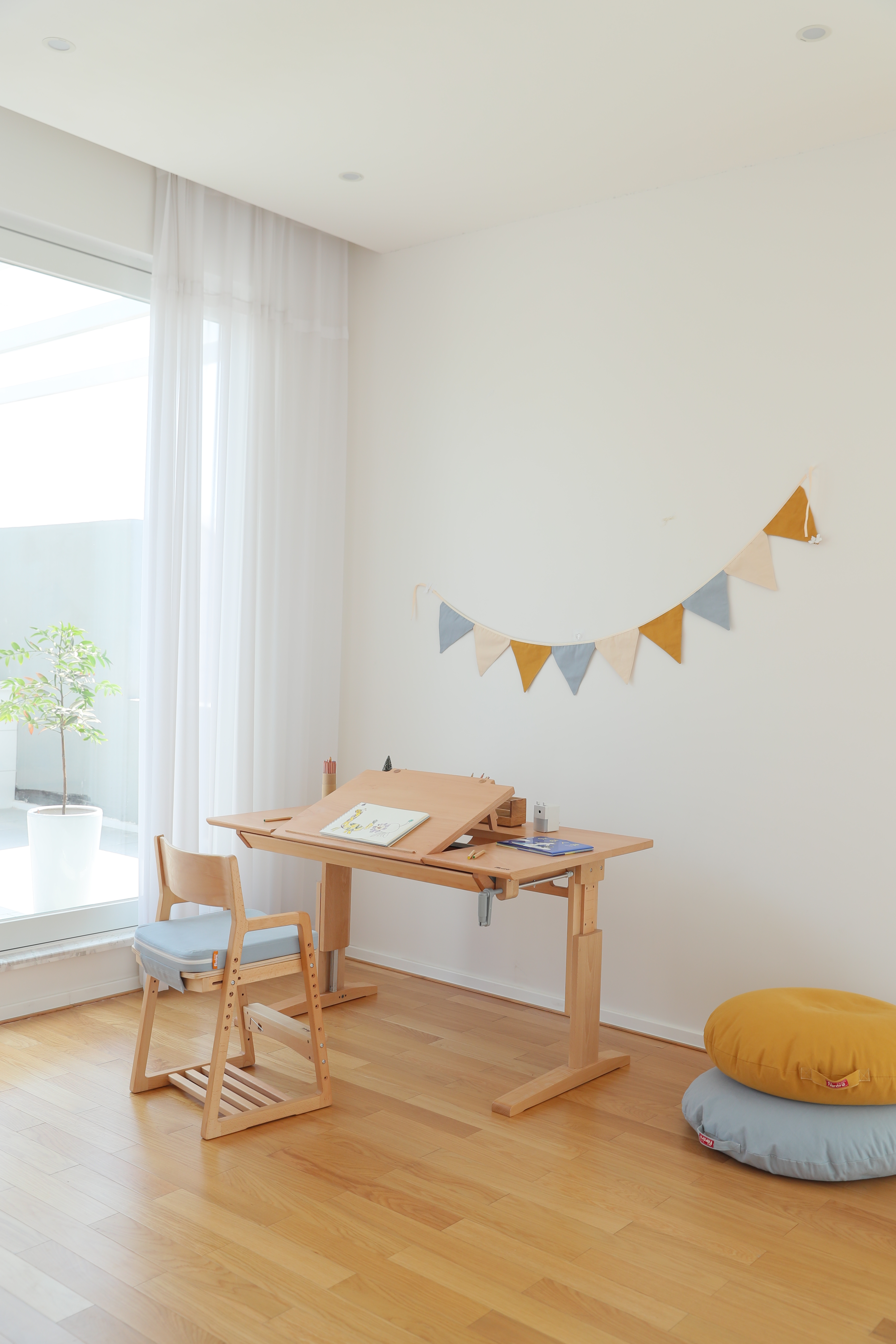 Faroro 可升降兒童成長桌 可傾斜面板