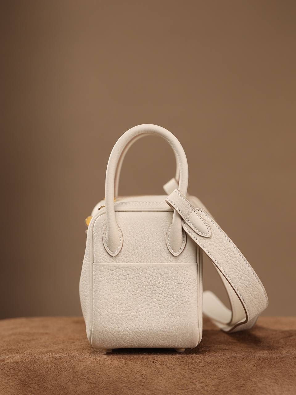 Hermes 爱马仕 Lindy Mini 19cm 奶昔白金扣👜✨ 尺寸：19*12.5*9cm Lindy是采用原厂的正品TC皮，什么是TC皮？ 爱马仕专用的clemence,简称tc皮，是Hermes最受欢迎的皮革之一，颜色会比Togo少一些，但是纹路比Togo细腻，含油更高，更软，因此稍稍有些下垂感的特点。