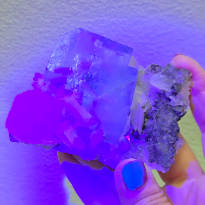 Blue cubic fluorite with UV calcite - FL436