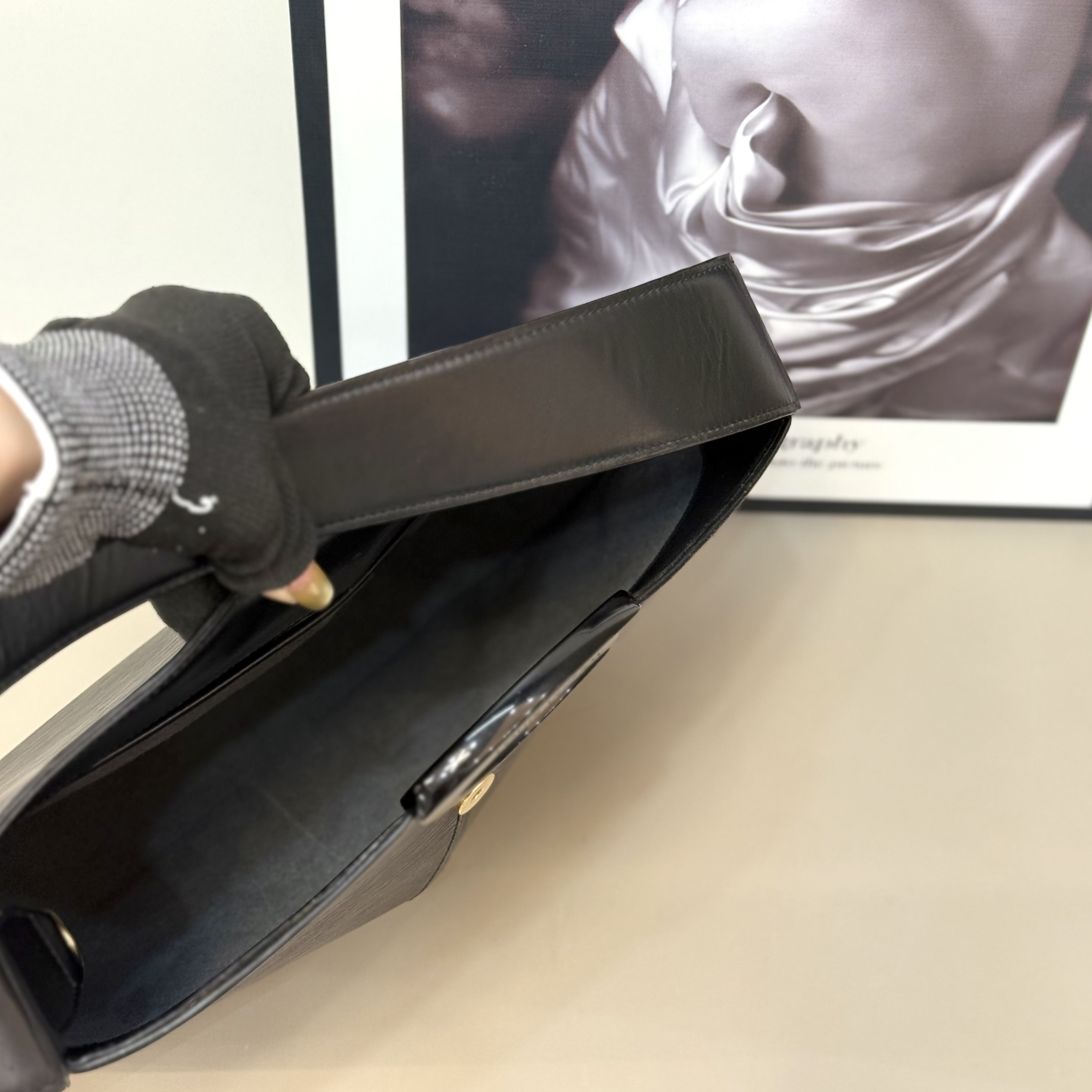 【預訂貨品】LV黑色EPI水波紋貝殼包 