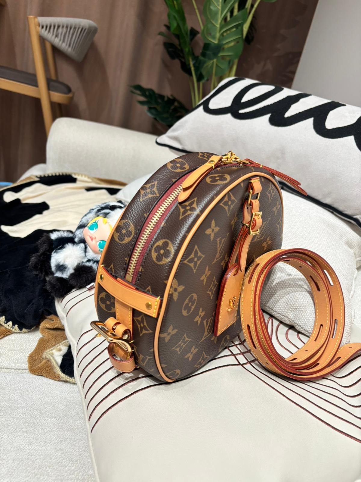 Lv Boite Chapeau Souple MM monogram crossbody bag  100%Authentic,99%new ✅tap ✅dust bag ✅box
