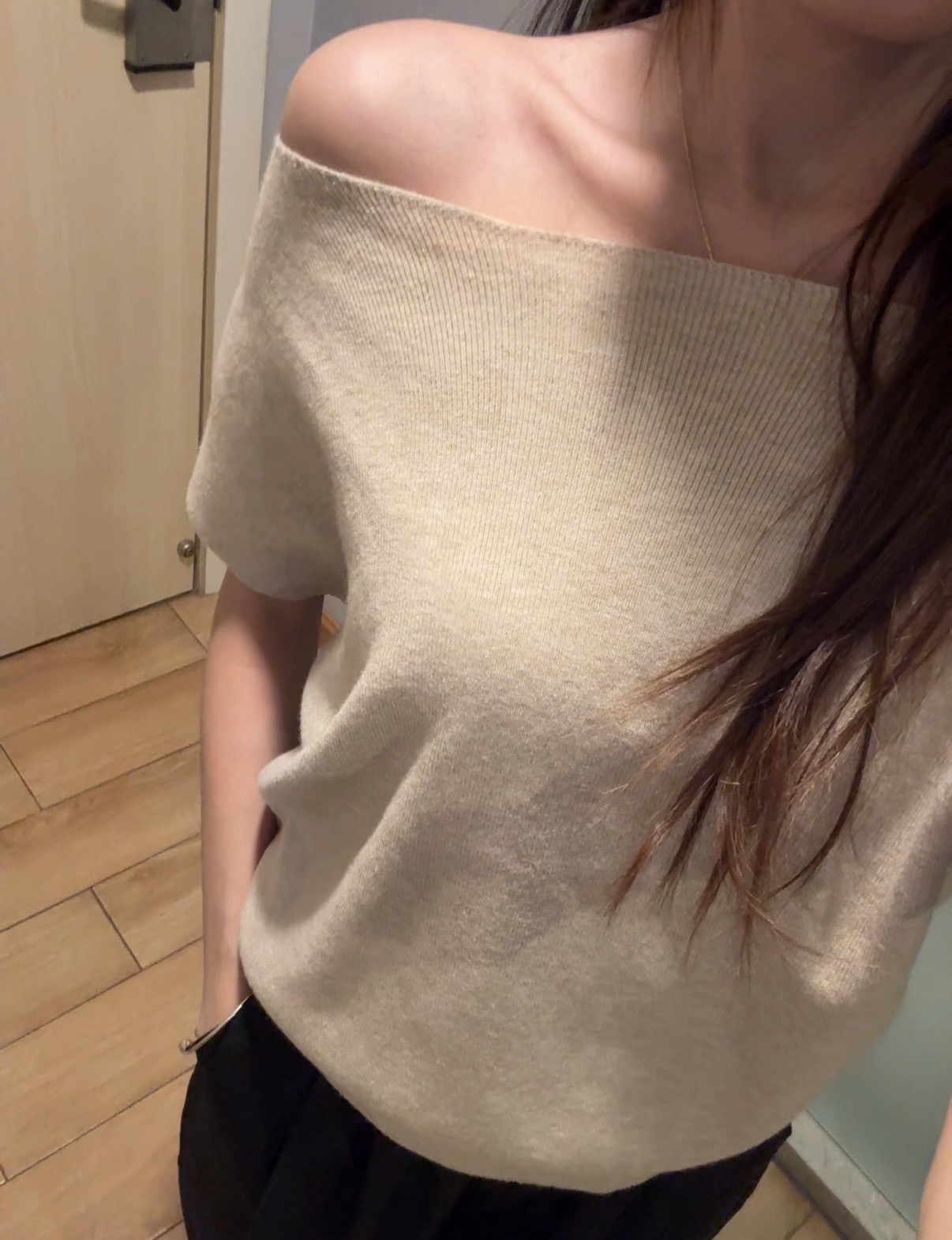 气质露肩羊绒针织上衣R3002