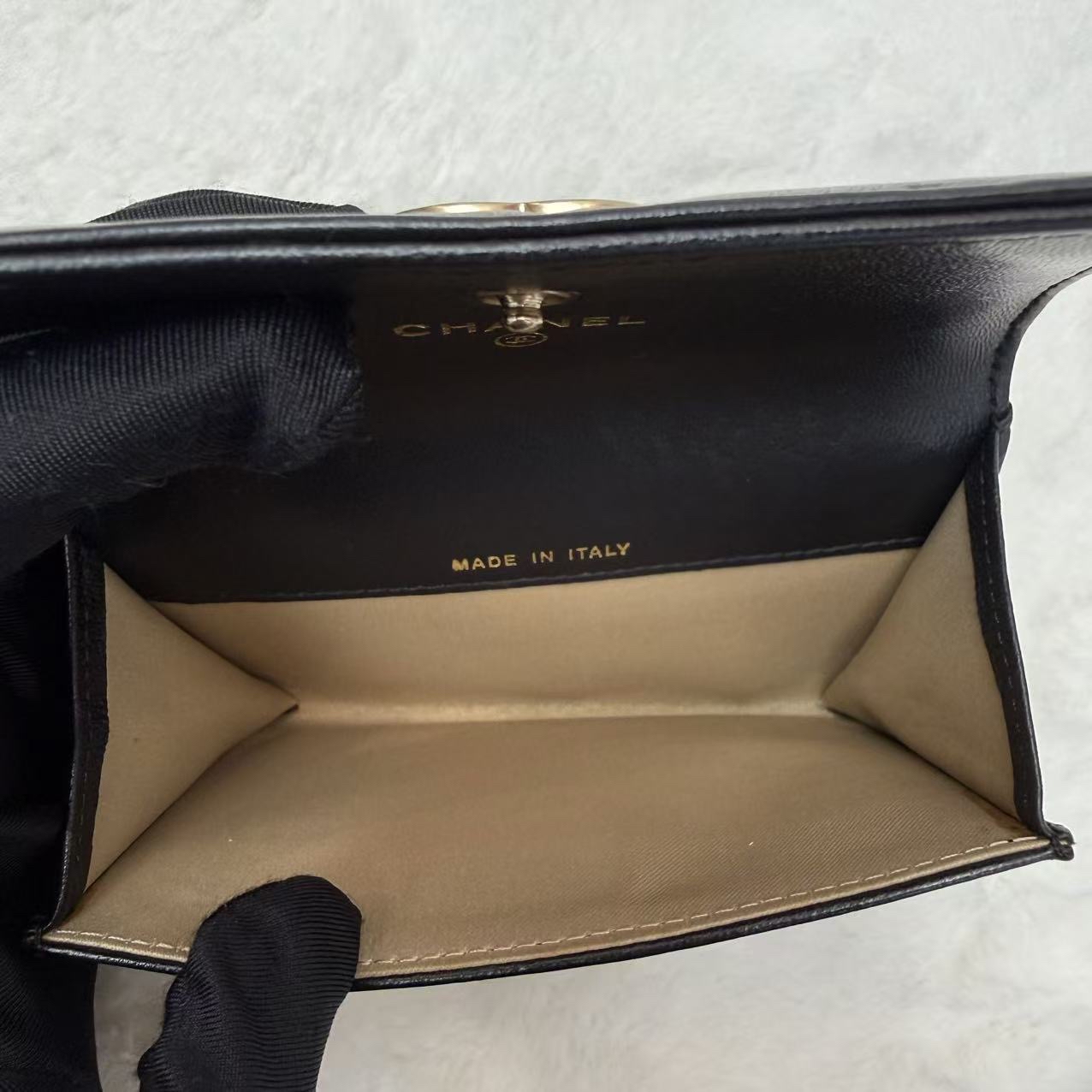 Chanel香奈兒卡包 山茶花系列錢包 黑金羊皮 橫版 山茶花壓紋C Logo零錢包 男女同款手拿包 16開