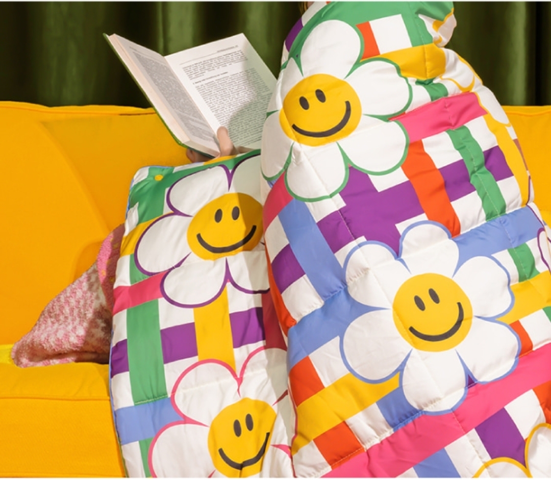 🌈 Wiggle Wiggle Padded Blanket – Rainbow Smile Check