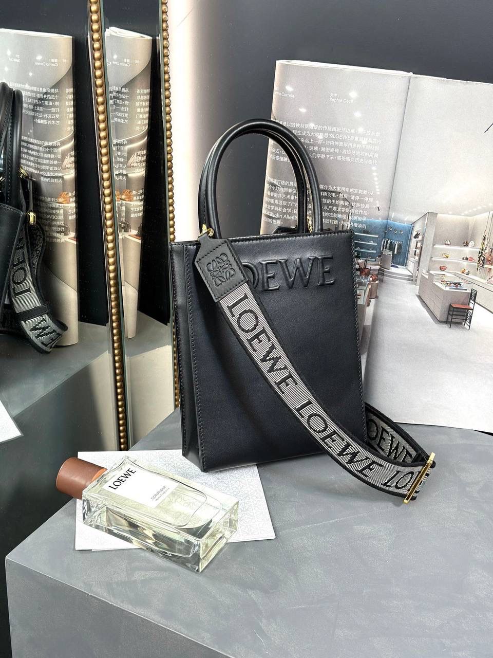 Standard A5 Tote手袋/黑色😍 小号尺寸:21-17-6cm 编码:652307 采用底部信封结构，可通过顶部提手或可拆卸肩带携带，油亮牛皮革制成，正面饰有徽章压纹，内衬人字纹棉纺布衬里。