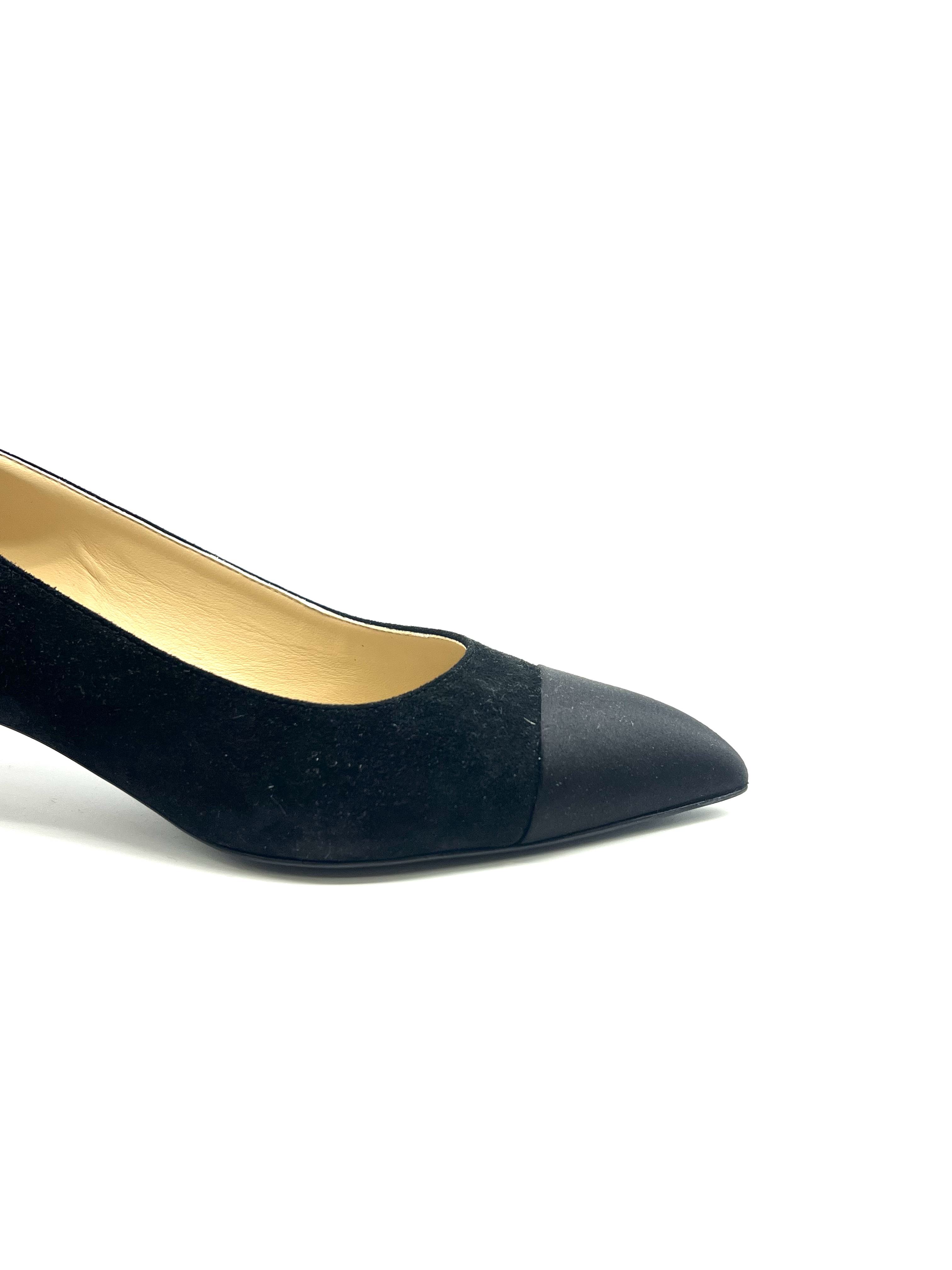 Pre-owned Chanel Black Suede Kitten Heels / Product Code: 26052102
