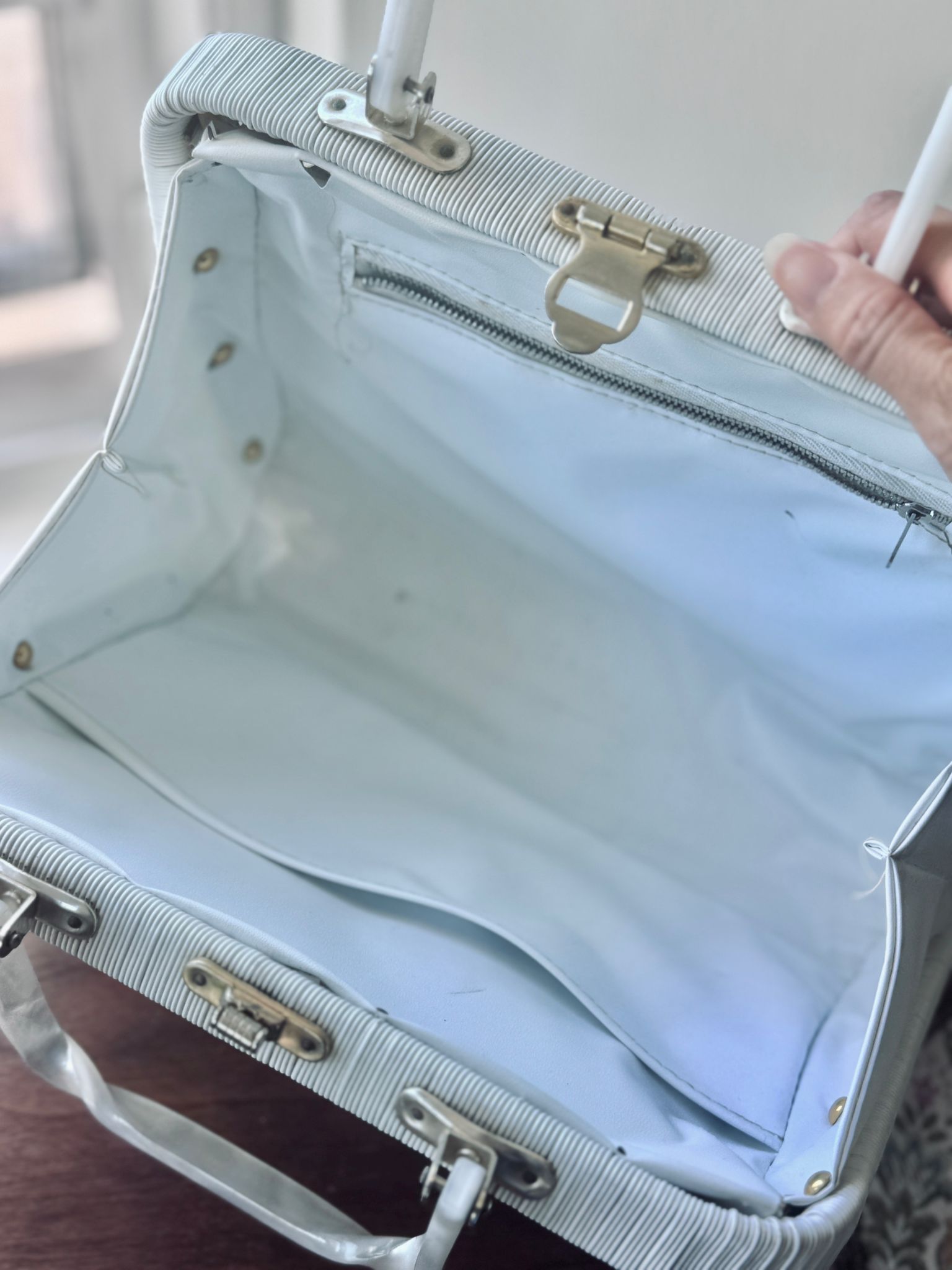 Unmarked Likely Made in Hong Kong Blue and white Wicker Straw bag with Lucite Handle (MT2588)
