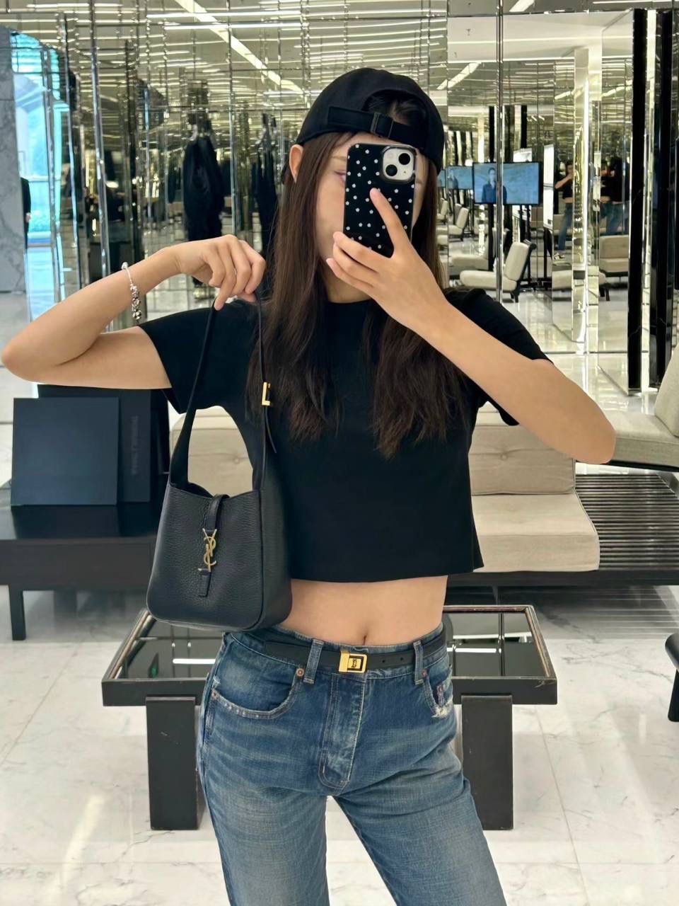 销量王🔥 ys1 hobo mini 🖤 谁敢信hobo出mini size了 可爱shu啦啊啊啊 换了明显有大纹路的鹿皮 和小号大号的皮质不一样，注意区分⚠️ 整个包柔软好打理，还抗造，贼实用 它斜挎不了，是一只腋下包 长肩带的腋下包背起来好舒服 砖柜6月21号发售，咱立马就安排起来😎 zp开发是基操，省钱小能手，等我们咯～～ 16×15×7cm