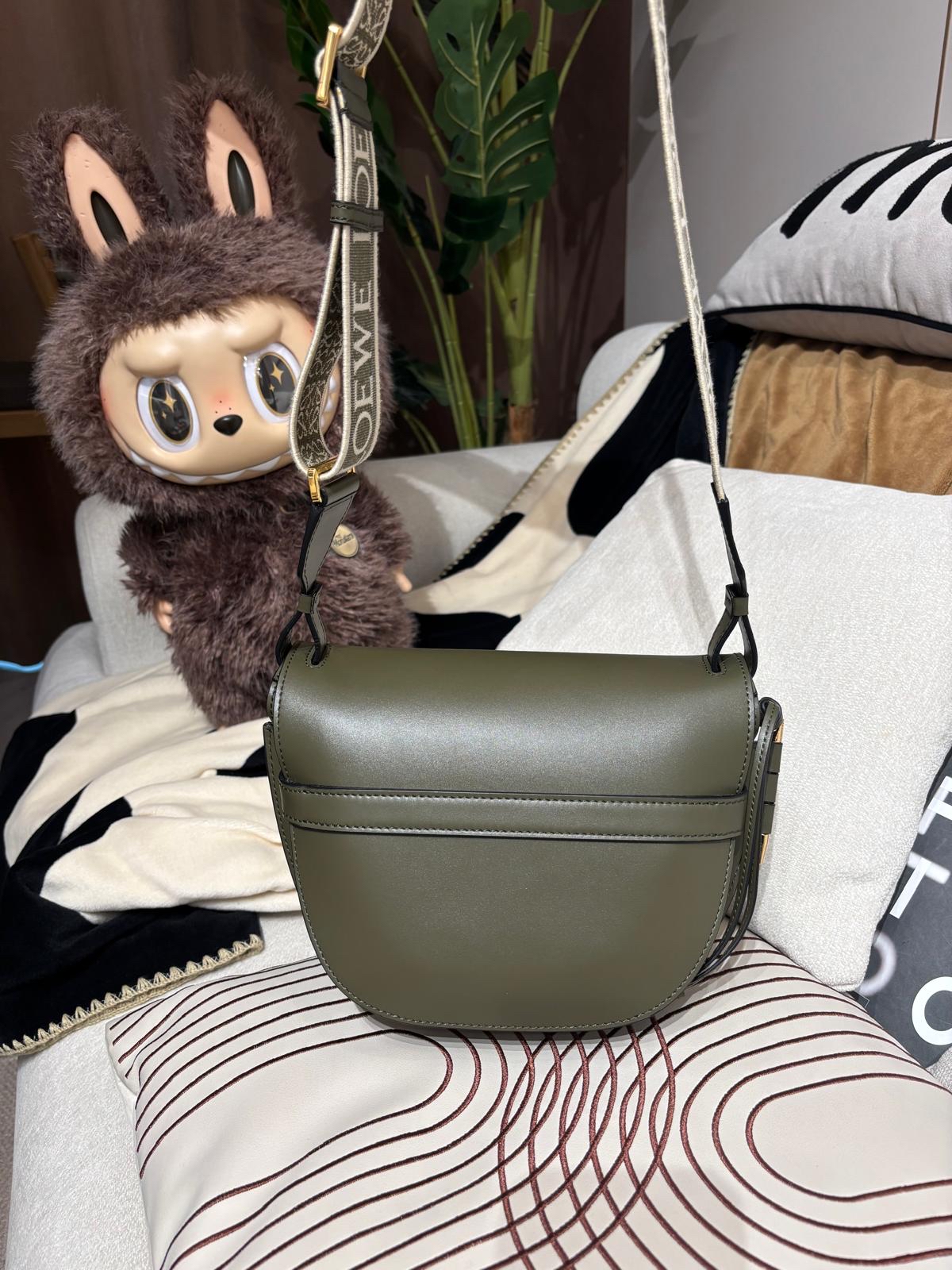 Loewe gate small calfskin ,100%Authentic ,98%new ✅dust bag✅booklet  📣專門店原價HKD22,450📣  尺寸W25 x 19 x11.5cm 
