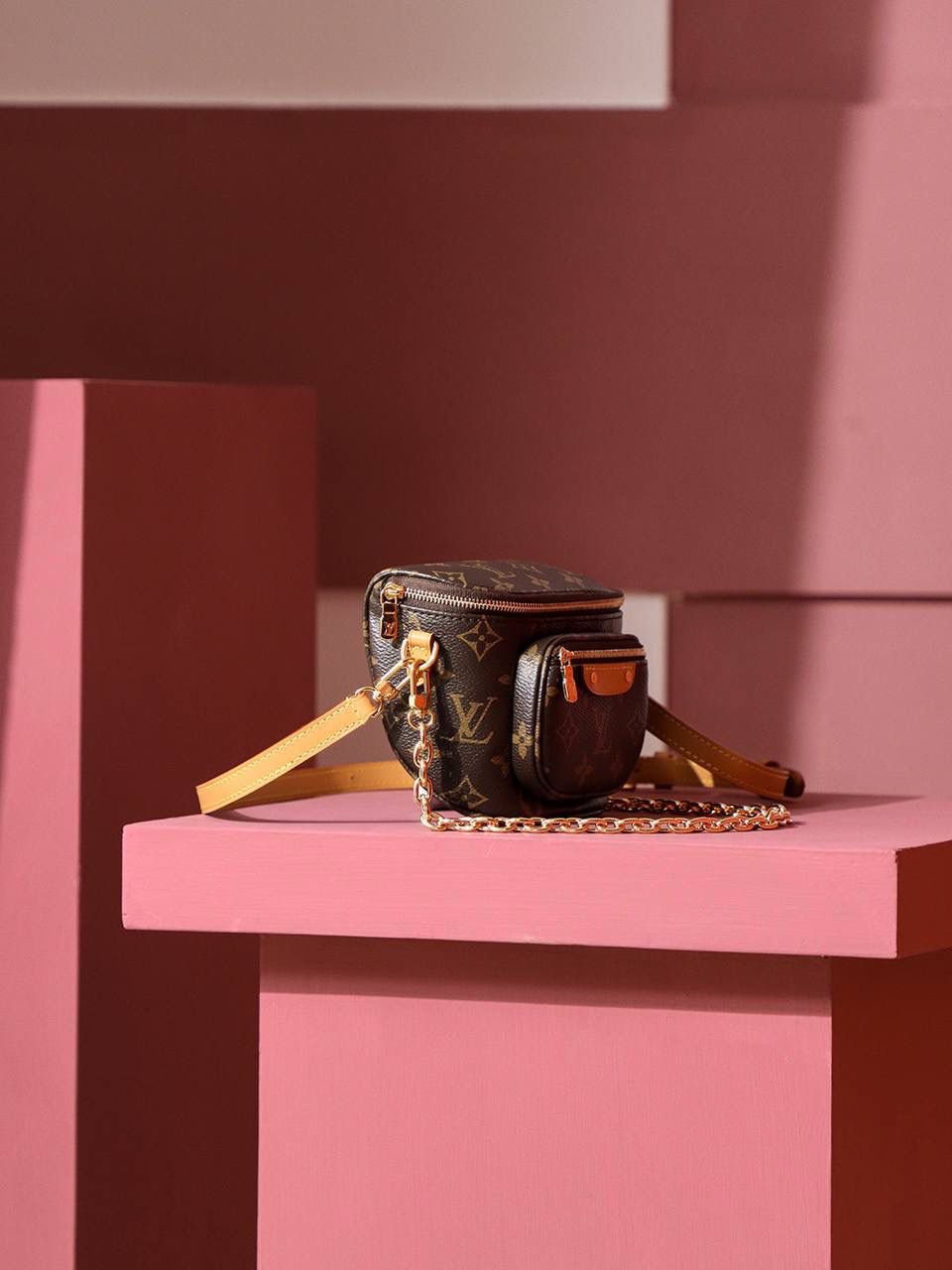 𝐌𝐈𝐍𝐈 𝐁𝐔𝐌𝐁𝐀𝐆 系列 👜✨ ❒ 尺寸: 17*12*9.5cm ❒ 本季新品最佳选择𝔹𝕌𝕄𝔹𝔸𝔾 迷你系列 展示了对潮流腰包设计的柔婉解读，可拆卸的链条在装饰之余增添了功能性！ 时髦且复古 轻松打造 𝙚𝙛𝙛𝙤𝙧𝙩𝙡𝙚𝙨𝙨 𝙘𝙝𝙞𝙘氛围感 且腰包不再只是腰包 一包多背法。不得不说，设计师真的太懂每个女人，简直是腰包界的一批黑马！😍✨