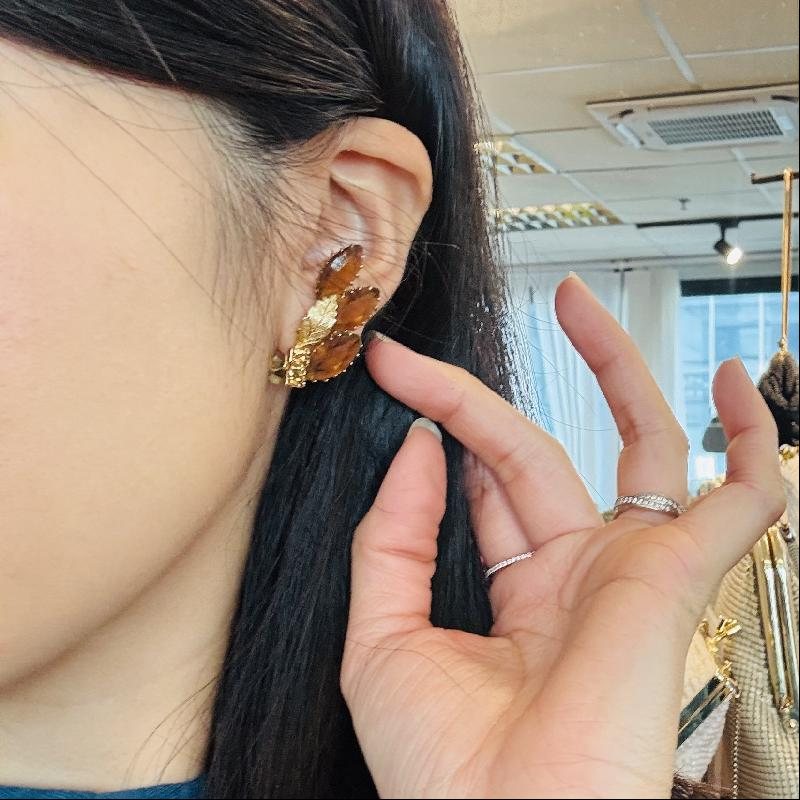Vintage C.a. 1960s Amber Glass Golden Leaves Clip Earrings