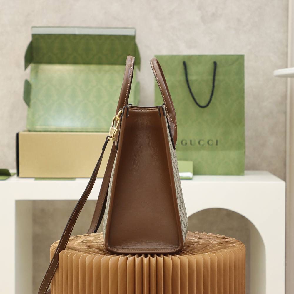 𝙂𝙂 𝙏𝙤𝙩𝙚 正品皮 #659983# ✔️尺寸：31*26*14cm 这一届的托特造型，又掀起了一阵大家的欢呼声，这设计师，简直太懂大家了，托特的造型，已经被大家深受喜爱，这复古独特的味道，更加绝了，干净利落的造型，简直男女都可以拥有，现在的设计师，不仅在造型上做到了顶峰，更是满足日常男女的需求，大容量的容纳设计，更是在外观且实用性上并存！👜✨