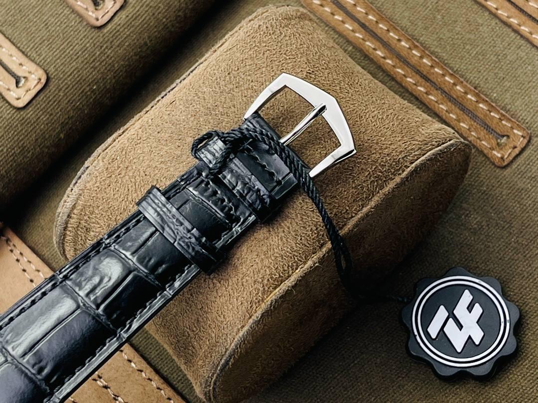 百达.翡丽Patek Philippe古典系列——PP.5298P腕表！ 【精彩细节】腕表尺寸38mmX9mm 薄而有质 1.表壳慢工出细活，极致打磨，独家还原出正品的完美比例和特有质感。 2.刻度，指针采用最新的贵金属电镀技术加持，效果更佳出彩！ 3.“锅盖型”微凸蓝宝表镜，版型与正品一致，效果通透，辨时清晰。【引领一体机时代】采用定制版Cal.324一体机——更薄，更稳，更像。 【表带】经典意大利小牛皮表带，纹路清晰，质感上乘。针式表扣打磨齐整光亮，通用原装无压力。