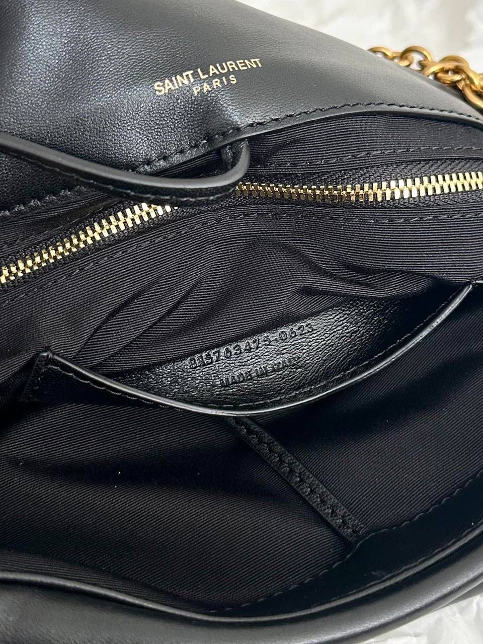 ys1 jamie羊皮链条包小号黑色🖤 比起大号，小号是更日常的小可爱 他们家的包基本都是用的小羊皮 小羊皮和皮肤接触的质感真的不是其他皮可以比的 非常柔软，非常舒服 我觉得翻盖包比拉链包要好用 一翻一盖一取一放，行云流水 小号的尺寸完全是按照黄金比例来的 不挑身高身形，真正的优雅且大方～ 我们家没有zp真的不可能会开发 品质你们看对比图就好 代购级可不是说说而已哟！ 25×16×7cm763475m