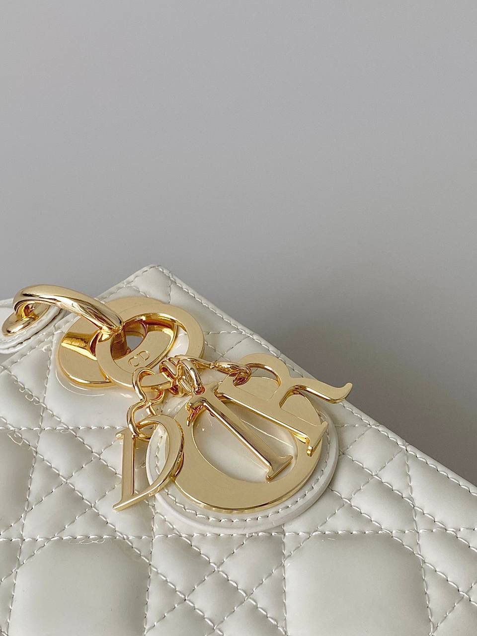 🈶漆皮白🩷𝗗𝗶𝗼𝗿 𝗟𝗮𝗱𝘆三格， 谁能抗拒这奶里奶气的新颜色啊 淡淡的色调，看着心情就很好 夏天用简直不要太合适，乖到炸了 17×15×7cm