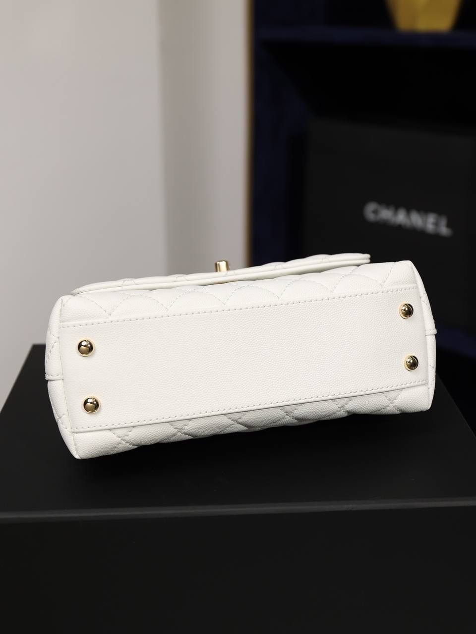 新coco handle小号白色荔枝纹💞👜 和CF一个渠道的尾单货，拿过的都不用多介绍啦！新款驾到！独家渠道货！ 尺寸:14 X 24 X 10cm