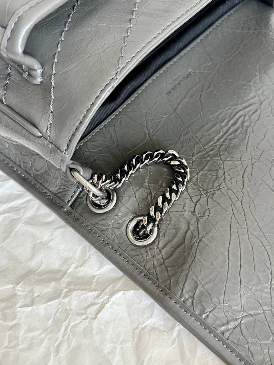 ys1 niki 油蜡皮深灰色(storm)小号🌪️ 作为他们家的must have之一 我们找到了专门做了10余年ys1的老师傅来做 按他的话说，闭着眼睛都能做出来 原厂皮，全钢五金，半金半银的烫金logo 这个包真的做得非常非常好！ 我们也和zp一样同步更新了两个"D扣"小耳朵 听我一句，niki种草了就一定要买 几乎每个买了niki的姐妹都会后悔买晚了！ 早买早享受咯～ 小号：22×16×7.5cm633160m 中号：28x20x8.5cm633158m