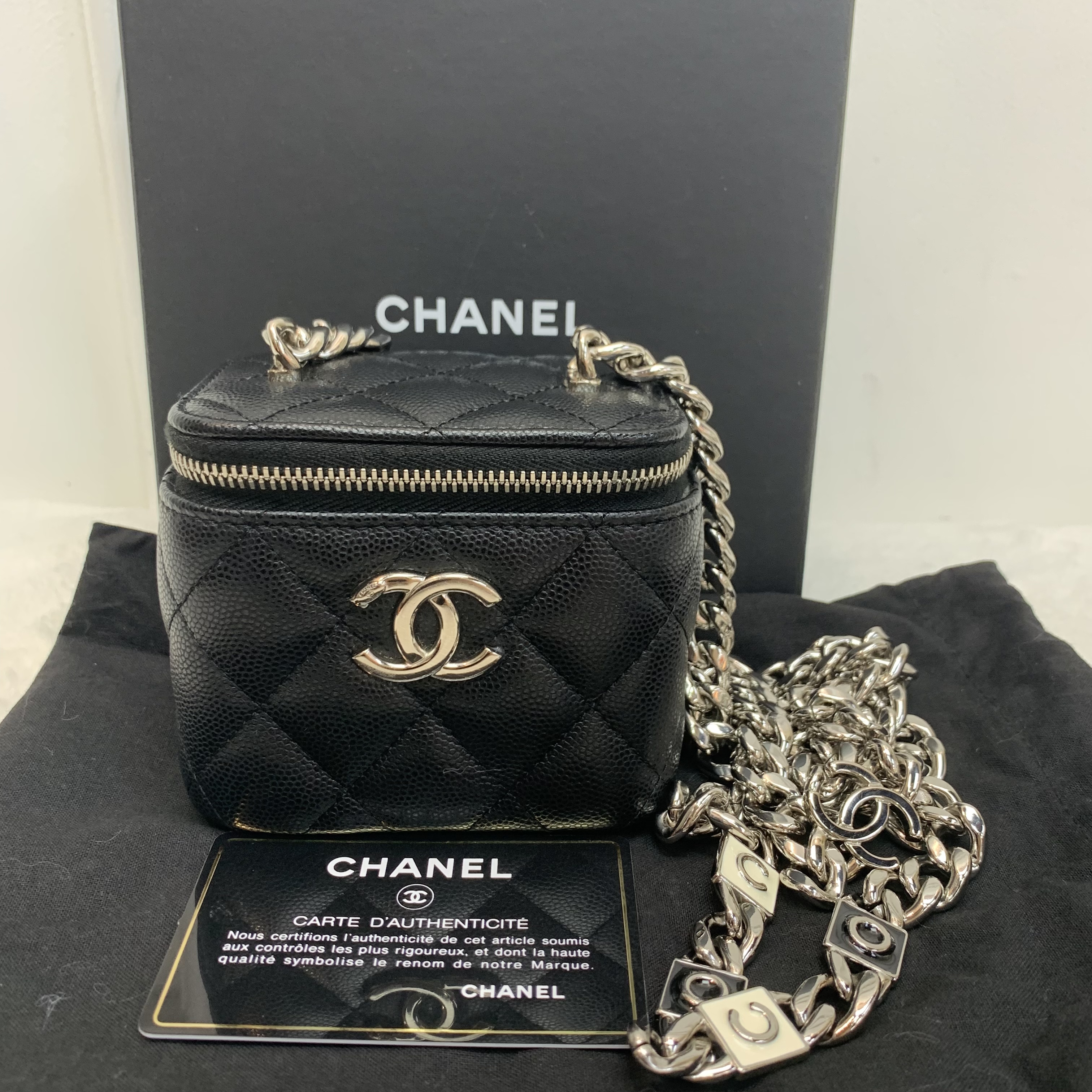 22S Chanel 荔枝牛皮配銀色金屬琺瑯 COCO 扣鏈條方盒子化妝包