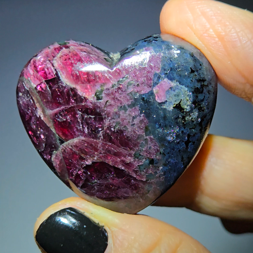 Almandine garnet heart with blue kyanite - GAR97