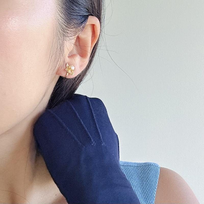 Vintage Mid-Century Dainty 4-Petal Flower Faux Pearl Clip Earrings (MT2070)