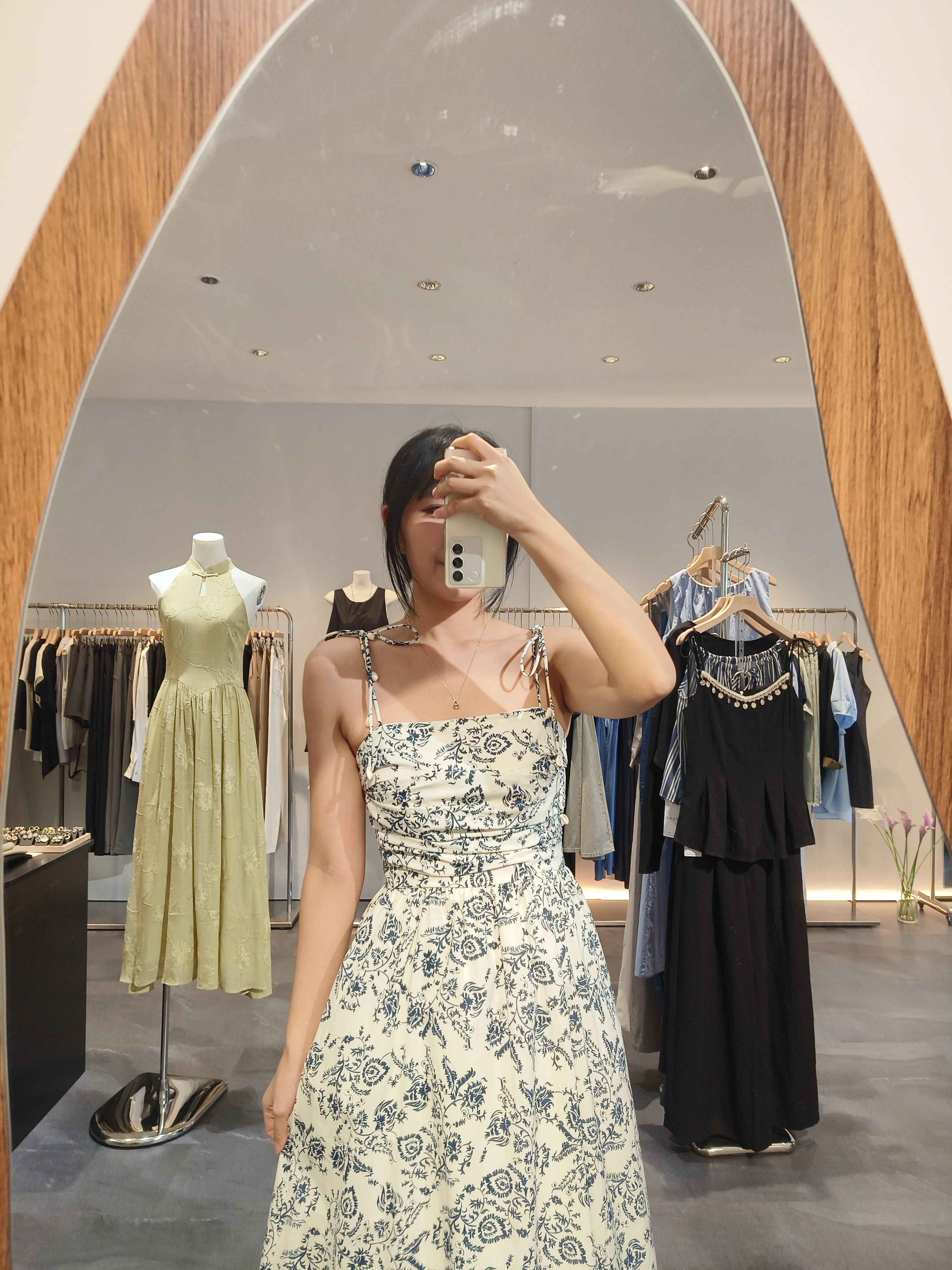 蓝色印花吊带裙