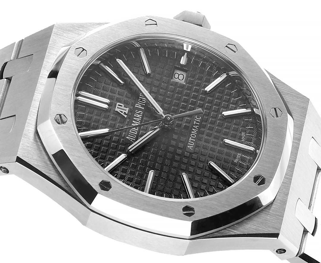 APS一体3120 最强"钢王"壳套特点 1、与原版一致:直径41毫米和厚度 9.8毫米 2、APS版的15400是市面上唯一能与原版各部件互换通用的版本，表壳所有结构位置和装配方式与原版一致 3、表壳表带细腻的拉丝且不会锋利的工艺更突显出APS一直对细节的一丝不苟 4、表带头粒连接表头处与正品一致的活动头粒设计 5、表扣的开关质感与各部位的雕刻工艺均与正品一致 6、APS版的15400兰色字面做工与颜色和正品放在一起几乎毫无色差 7、机芯方面完美复制原装3120机芯，真正的无卡度一体机芯，不再是9015加甲板