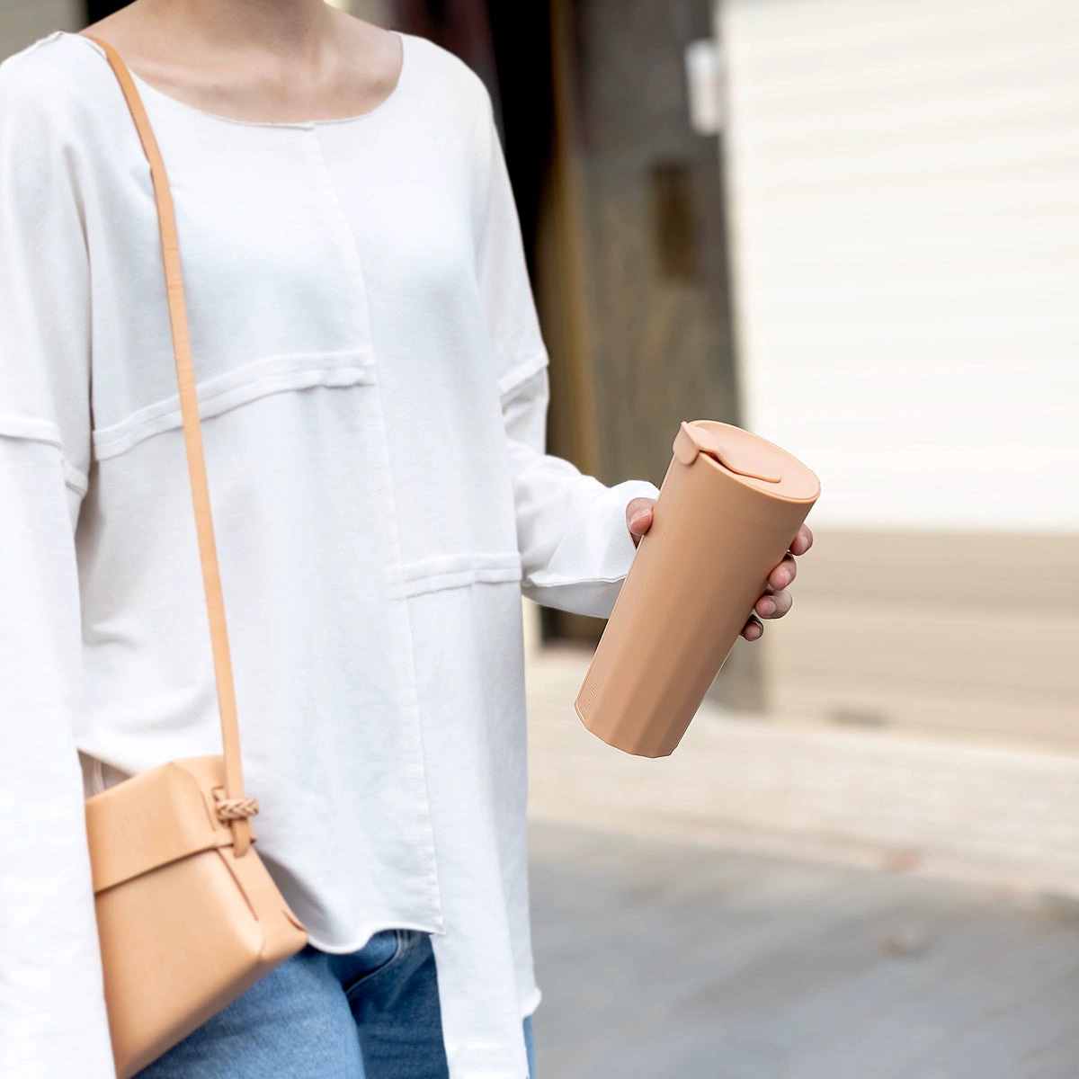 $98隻。2隻起$88隻。 hó-lim 免吸管隨行杯 是針對手搖飲愛好者量身打造的解決方案。它最核心的價值在於徹底解決了「想環保但帶吸管很麻煩」的痛點。