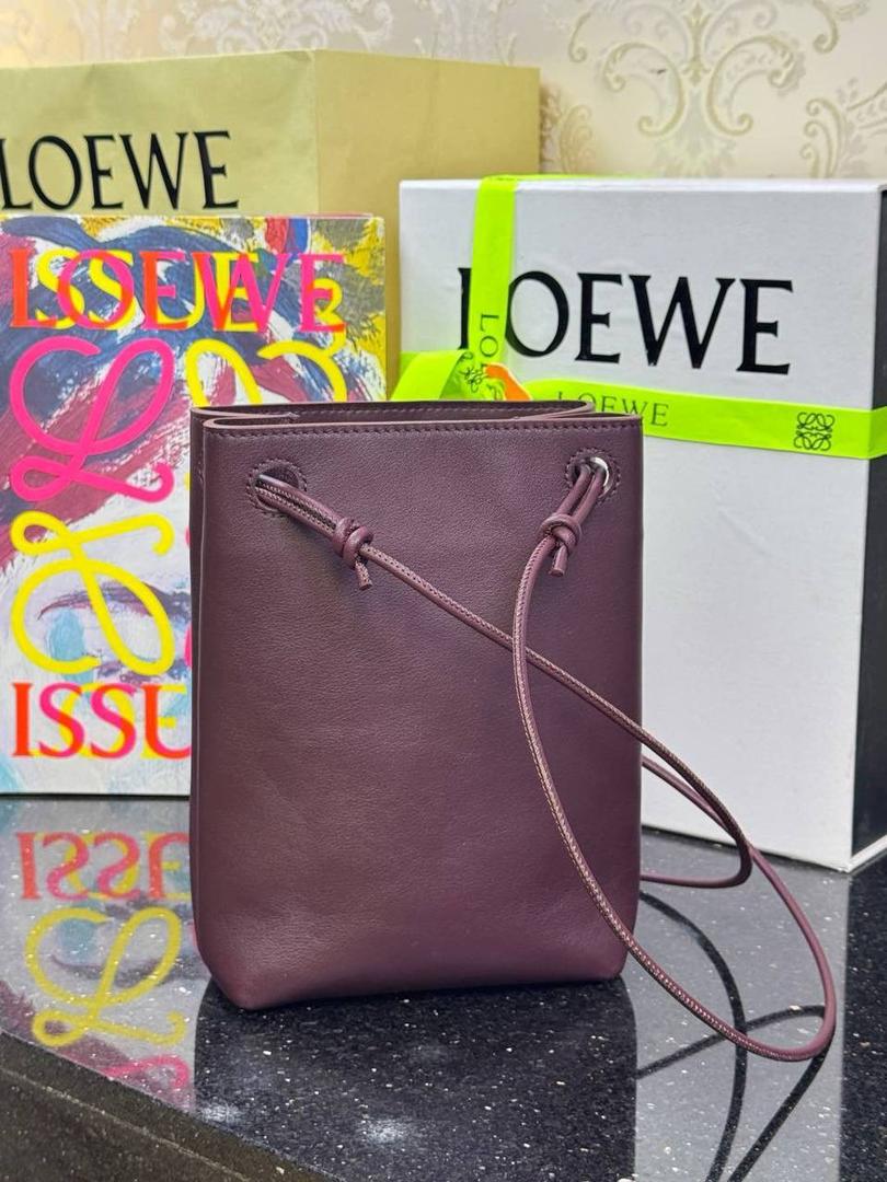 🎈（全钢）新款𝗣𝗲𝗯𝗯𝗹𝗲 𝗽𝗼𝘂𝗰𝗵手机包 ——【酒红色到货💕】 尺寸：𝟮𝟭.𝟱-𝟭𝟳-𝟳𝗰𝗺 编码：652406 👉🏻采用进口纳帕小牛皮材质•包包手感超级舒服柔软•自重超轻。 👉🏻正面装饰两颗闪亮的𝗽𝗲𝗯𝗯𝗹𝗲配饰•精致可爱时髦•可调节肩带•腋下单肩斜跨皆🉑。 容量超大•可容纳5到6部手机•日常出行一个包就够啦😍