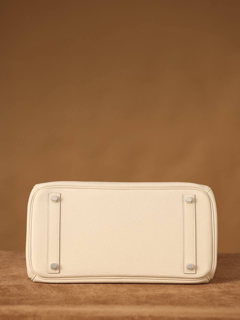 Hermes 爱马仕 Birkin30cm 奶昔白银扣👜✨ Birkin 独家渠道货 独家欧洲原厂皮原厂五金组装的ZP尾单货 尺寸：20 X 25 X 13CM 尺寸：22 X 30 X 16CM Birkin我们采用的是进口原厂Togo真皮，什么是Togo皮呢？ Togo皮：最经典的Birkin用皮。表面是均匀的颗粒状，类似荔枝纹，有光泽。皮质较硬，容易保持包包的形状，相对较轻，触感比较柔软，耐磨耐用； 我们用的是纯原、原厂皮就是和原版专柜一样的皮！