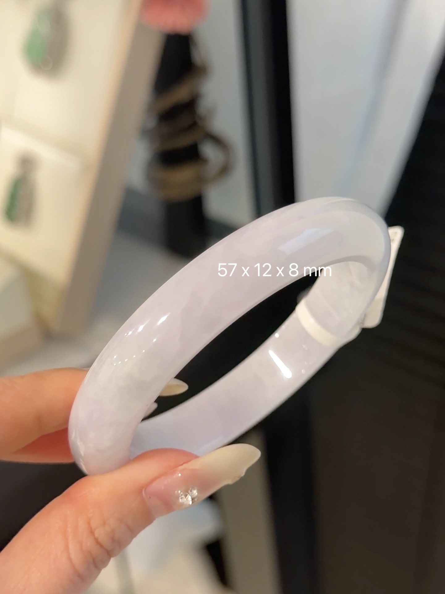 ✨ 马来西亚现货 · 手镯现货发售 ✨💜57圈口的冰紫翡，水头足冰润通透的淡淡紫调，特别显气质。自然光下有种朦胧的通透感，温柔又很显白。💰Rm2280.00💎 手镯尺寸 • 圈口：57 mm • 宽度：12 mm • 厚度： 8 mm 📄 附证书 每只手镯均附专业鉴定证书，安心选购 ✔️ 🕊 鉴赏期 支持鉴赏期，购买更放心 🌍 全球配送 马来西亚现货，支持全球邮寄 ✈️ 📩 欢迎私讯咨询 / DM 查看细节与实#马来西亚翡翠 #怡保 #吉隆坡 #新山 #新加坡