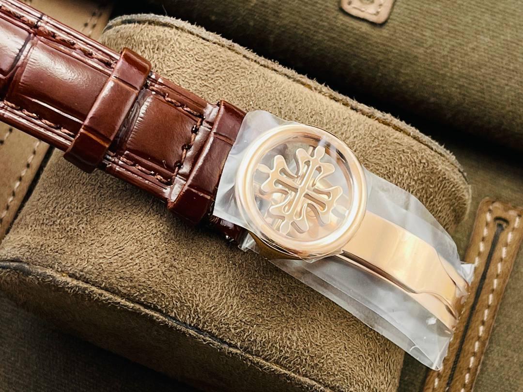 市场最高版本 百达.翡丽复杂功能计时5205G腕表！ 1⃣️历经两年不断对机芯进行改造与调试，一贯追求以原装工艺为目标！ 2⃣️直径38.5MM！ 3⃣️功能同原装一致，月相/星期/月份/日历！ 4⃣️字面为高难度双色渗透，非普通厂工艺！ 5⃣️蓝宝石玻璃镜面，表面镀多一层通透！ 6⃣️（技术突破)采用海鸥机芯改进为一体Cal.324S机芯！ 大小夹板均能做到完美倒角效果，并做镀铑加工。 7⃣️夹板采用瑞士进口宝石轴承点缀，色泽纯良，鲜艳自然。