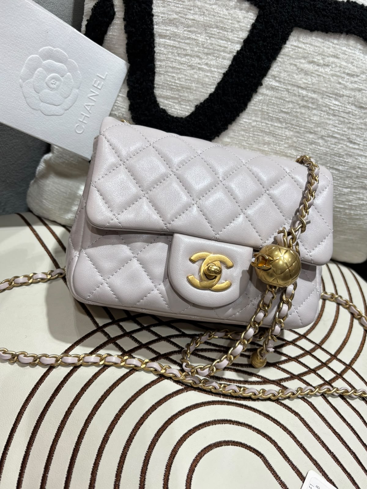 Chanel mini flap with pearl crush 金球方胖子 100%Authentic,98%new ✅晶片✅收據✅dust bag✅box
