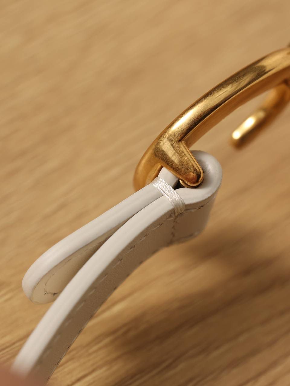 马鞍包白色小号 独家渠道原厂货 尺寸：21 x 18 x 5 厘米 这款标志性的马鞍包由玛丽亚·嘉茜娅·蔻丽 (Maria Grazia Chiuri) 设计，重新演绎经典款式。 马镫“D”形吊饰和马鞍翻盖彰显品牌经典设计，搭配磁铁搭扣，手柄两端饰以“CD”标志。 采用白色提花 Oblique 印花面料制作，饰以复古金色饰面金属配件。 这款马鞍包可手提或肩背，可搭配不同的肩带彰显个性。 马镫“D”形吊饰和磁铁搭扣开合 手柄饰以“CD”标志 内部口袋 后侧口袋 内含防尘袋