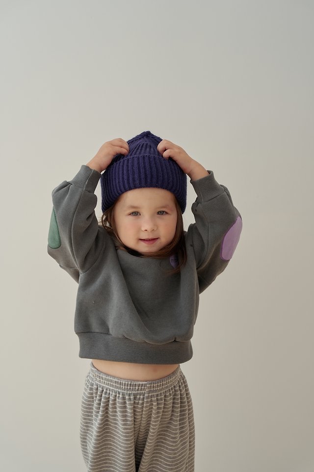 Momoann | Patch Sweatshirt (Charcoal) with Mom