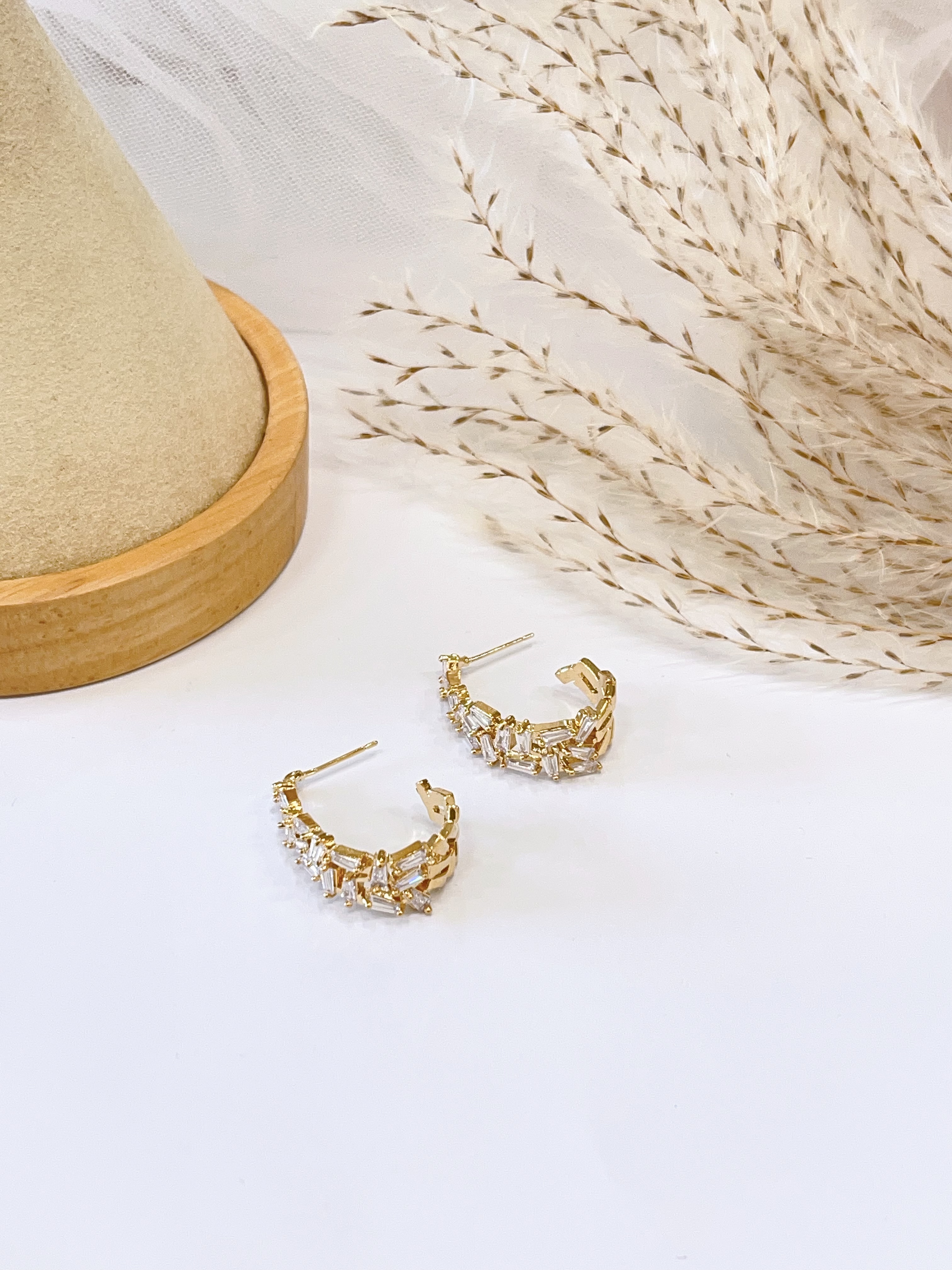 高级感金色不规则锆石设计C字耳环