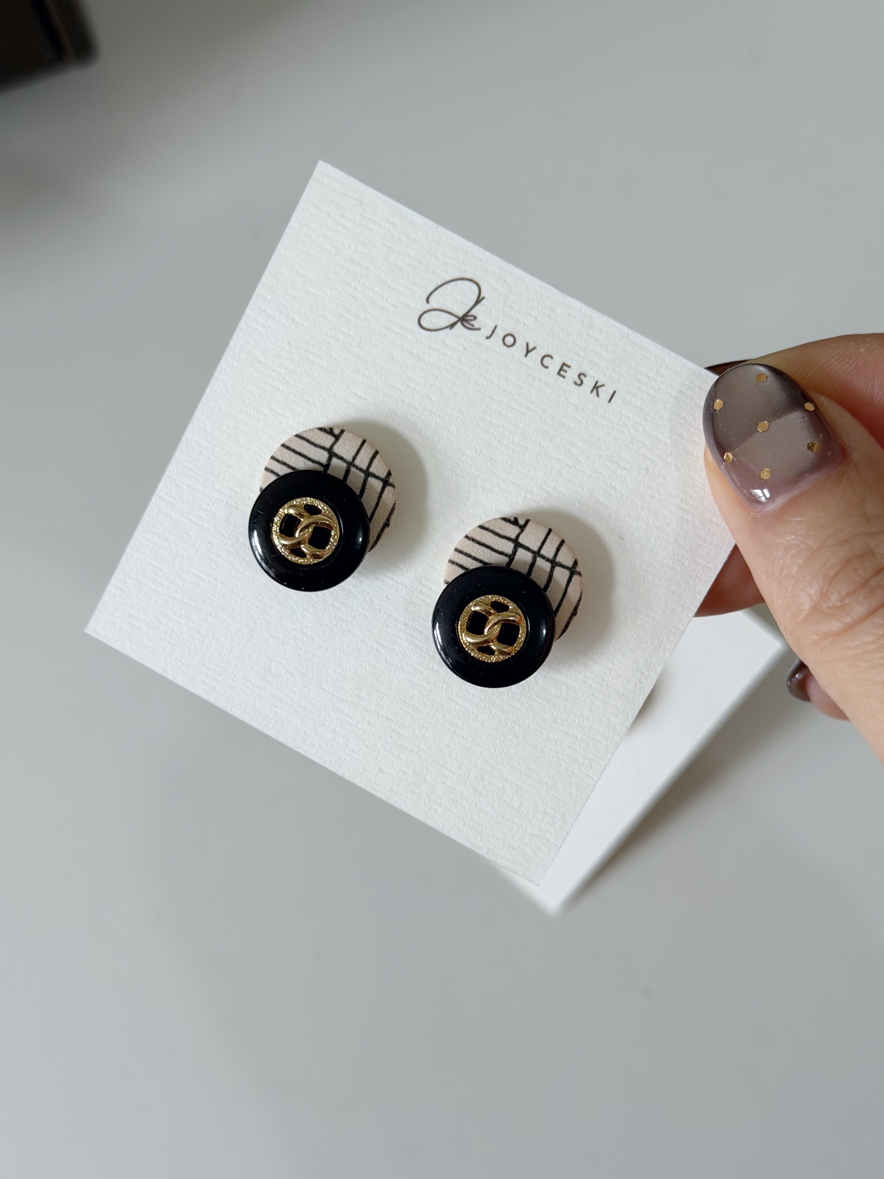 英國黑米白間鈕扣耳環/黑色